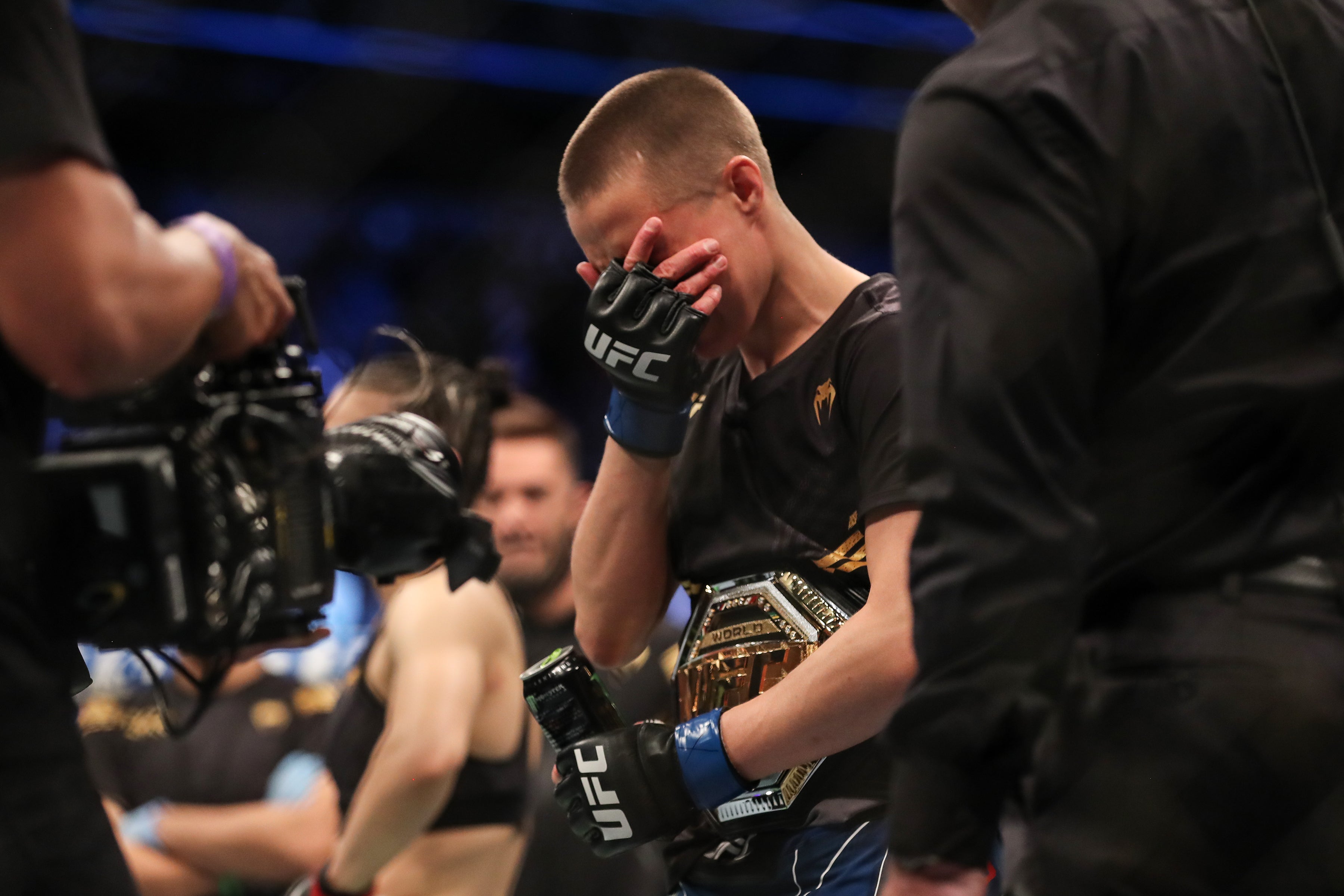 Rose Namajunas finished Weili Zhang with a head kick to win the strawweight title