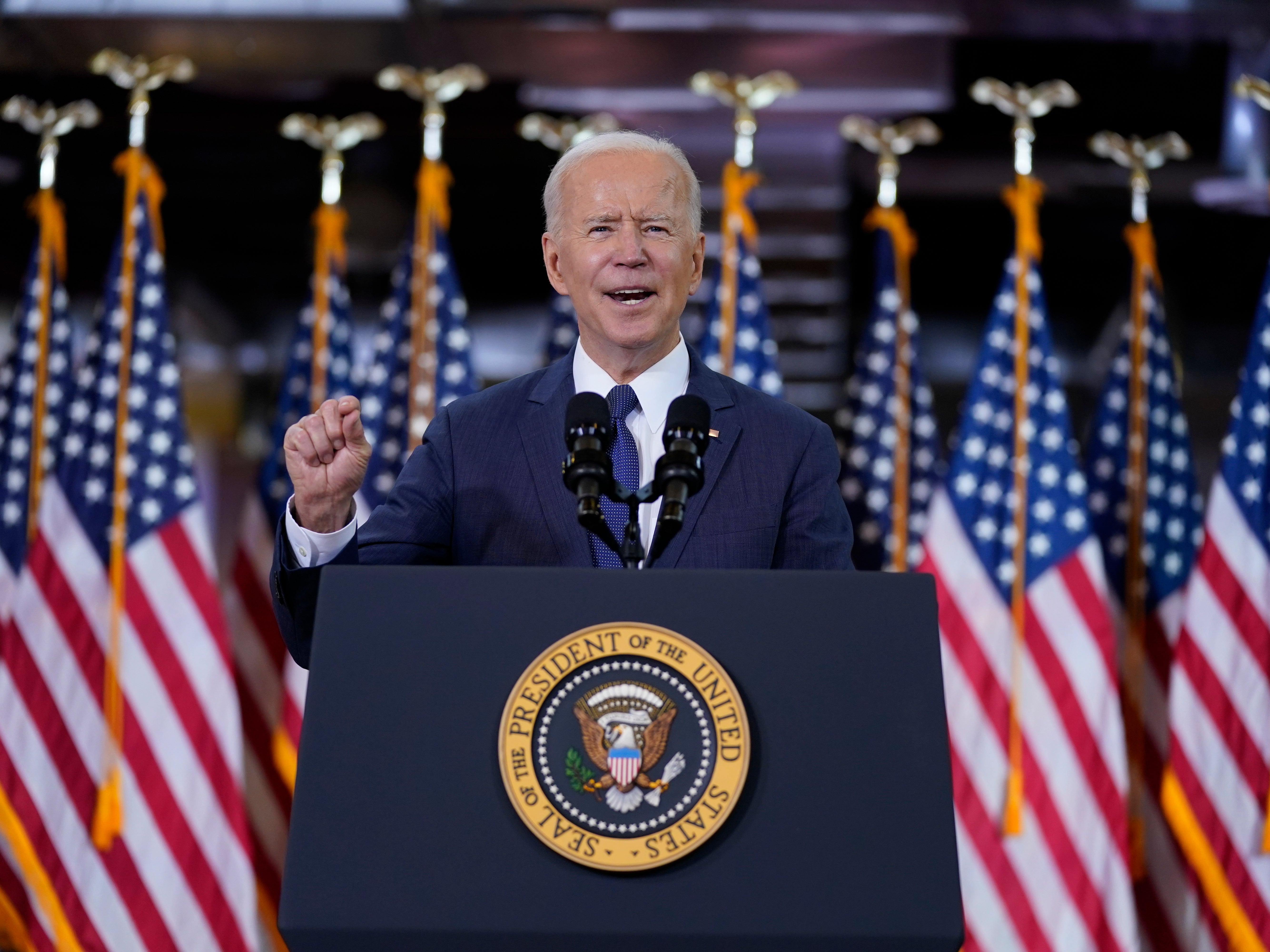 El presidente Joe Biden pronuncia un discurso sobre el gasto en infraestructura en Carpenters Pittsburgh Training Center el miércoles 31 de marzo de 2021, en Pittsburgh.