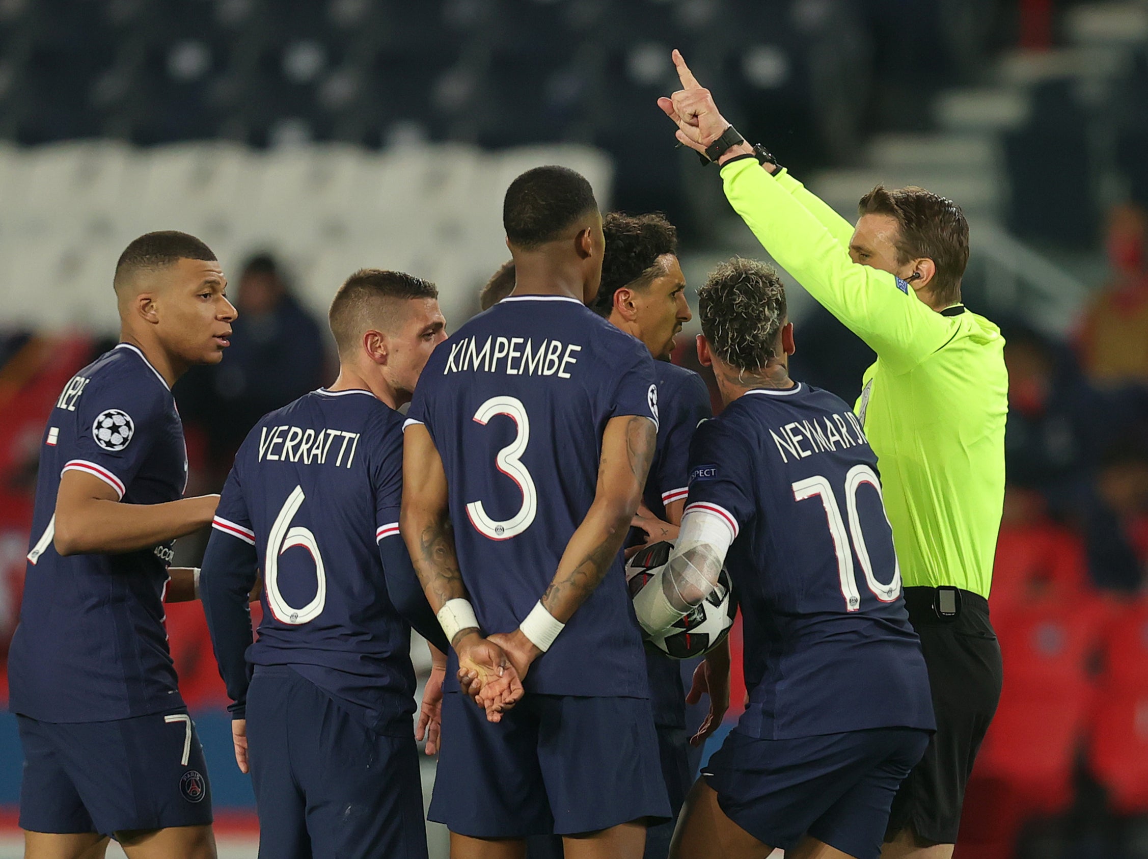 PSG players argue with referee Felix Brych