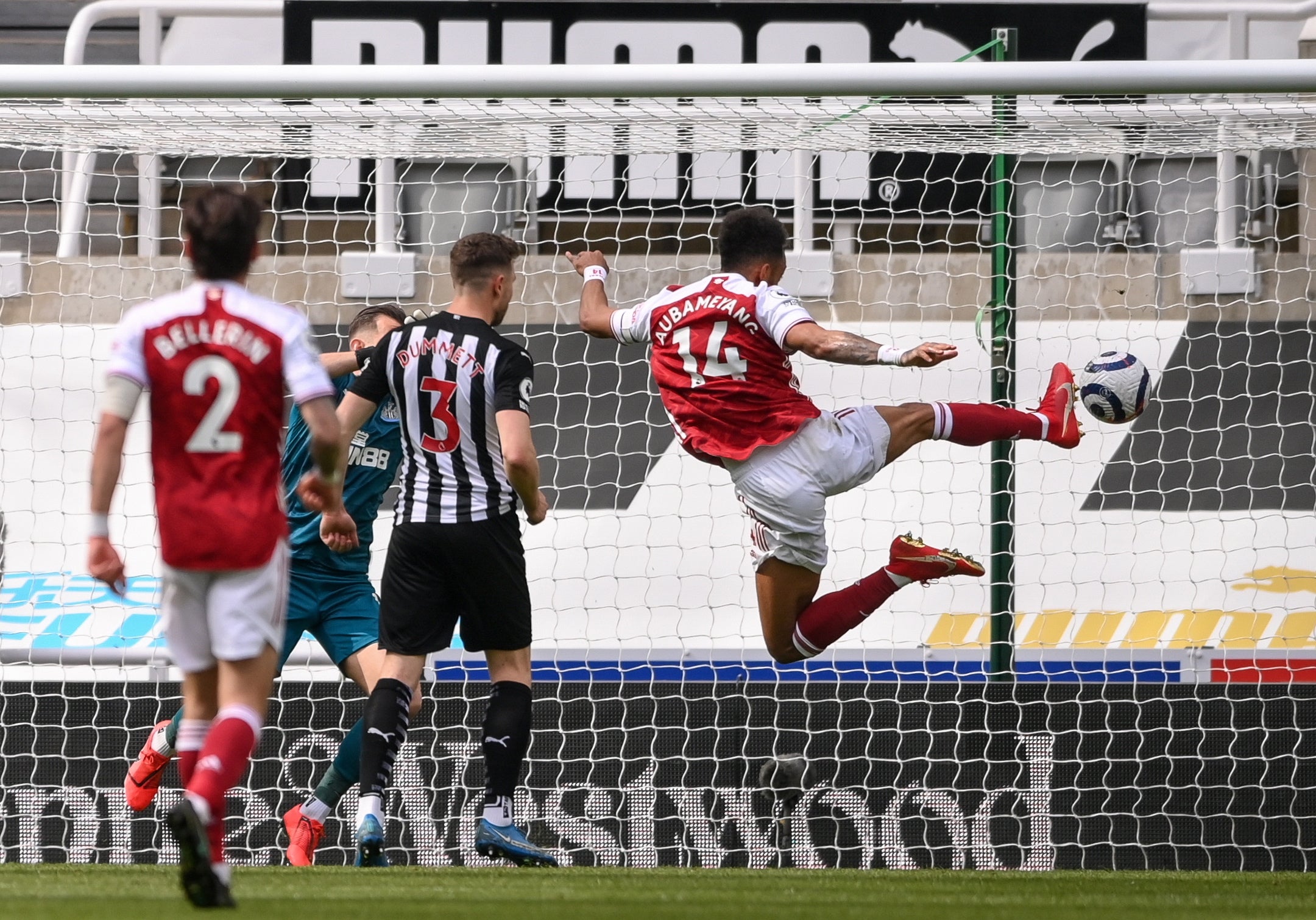 Pierre-Emerick Aubameyang converts from close range