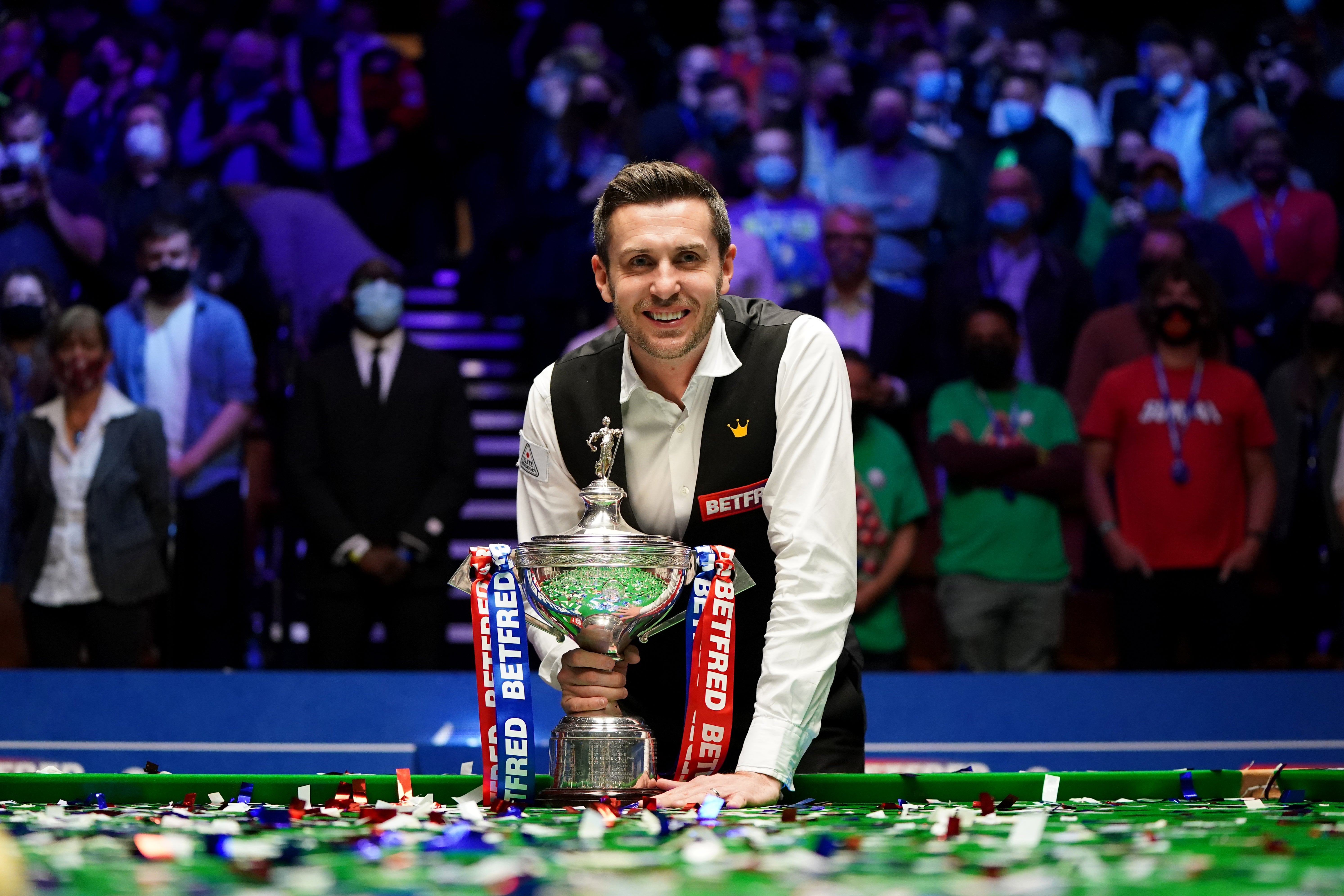 Mark Selby defeated Shaun Murphy 18-15 on Monday night