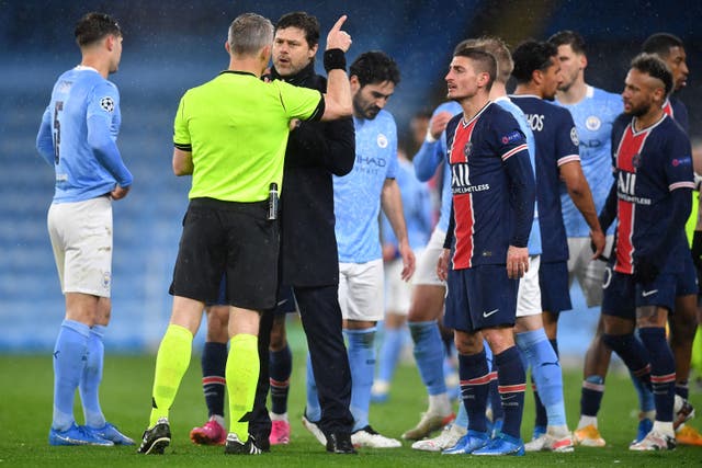 <p>PSG manager Mauricio Pochettino and Marco Verratti spoke to referee Bjorn Kuipers at full-time</p>