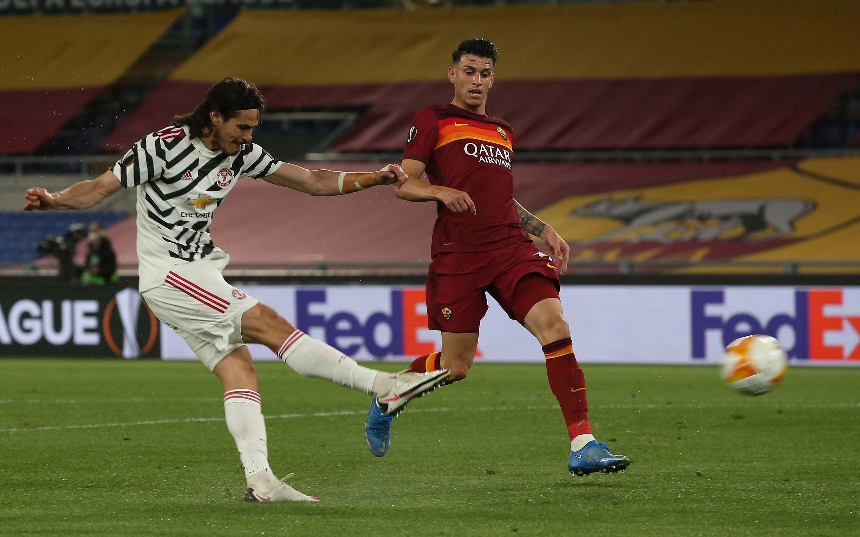 Edinson Cavani of Manchester United scores their first goal