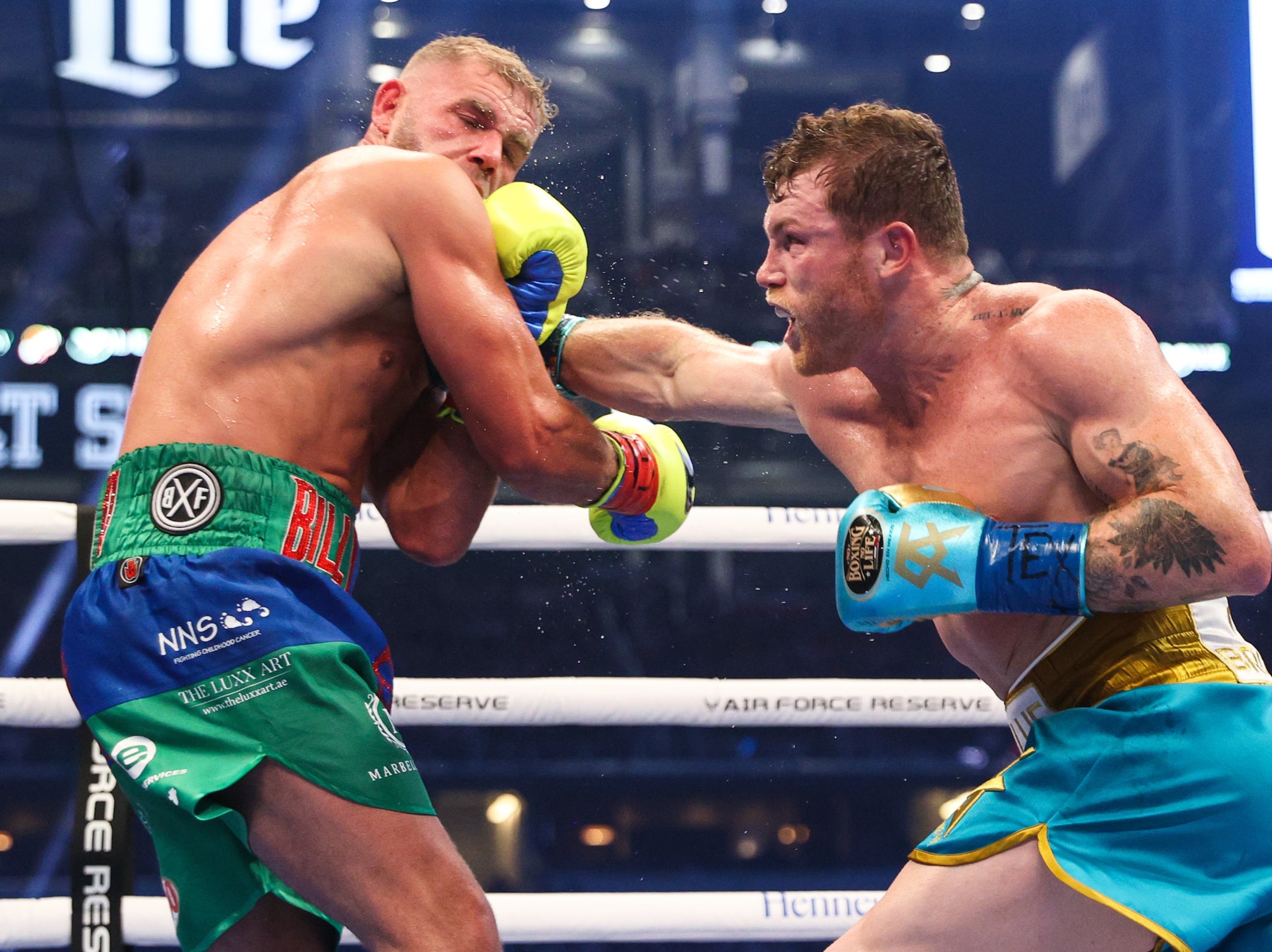 Billy Joe Saunders is defeated by Canelo Alvarez