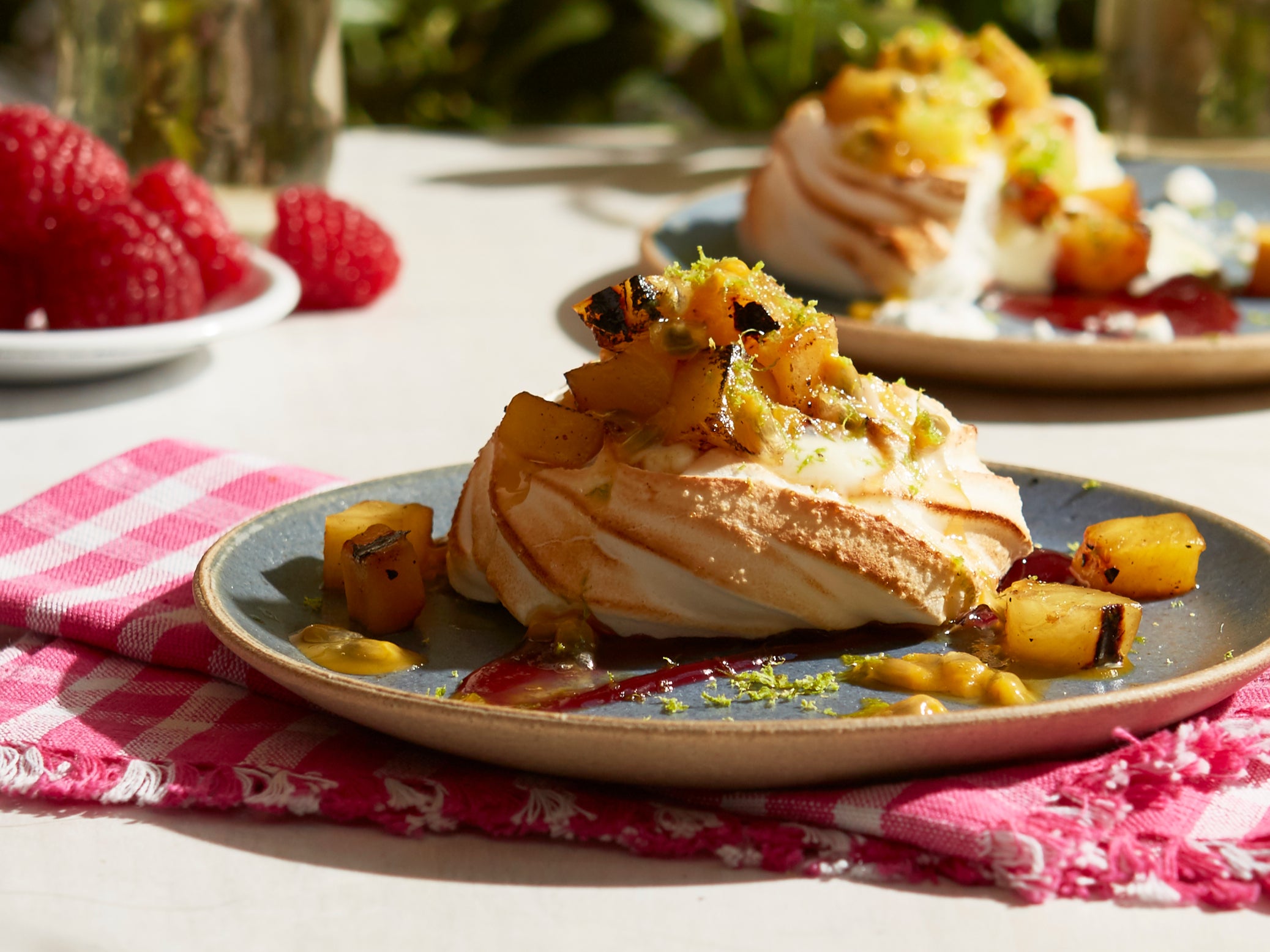 Grilled meringue with tropical fruit