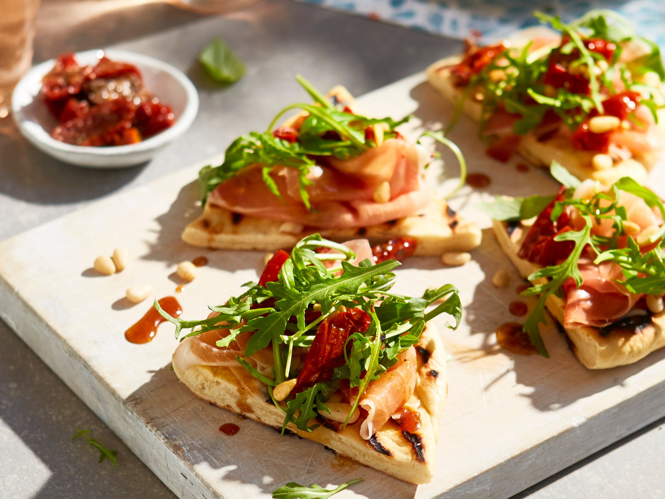 Grilled flatbread with prosciutto and rocket