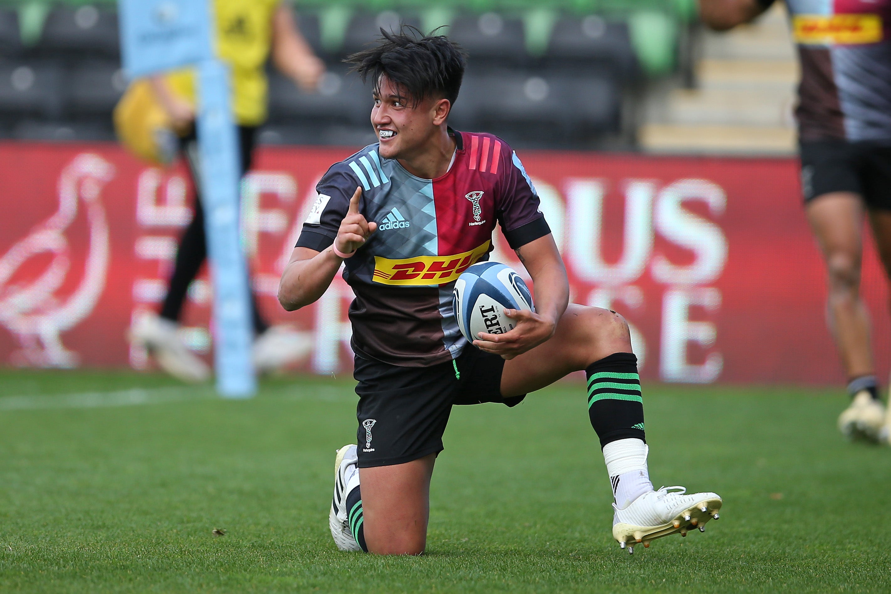 Marcus Smith celebrates scoring the game-winning try