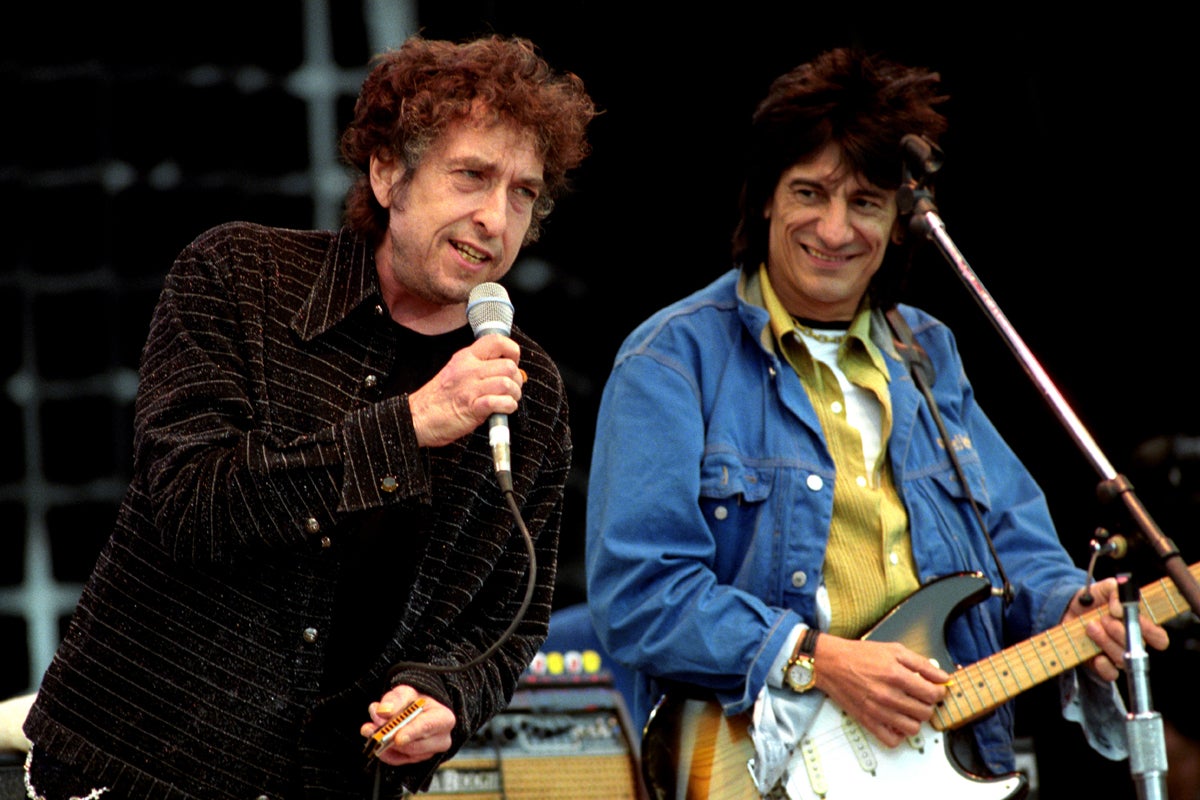 Dylan on stage with Rolling Stones guitarist Ronnie Wood