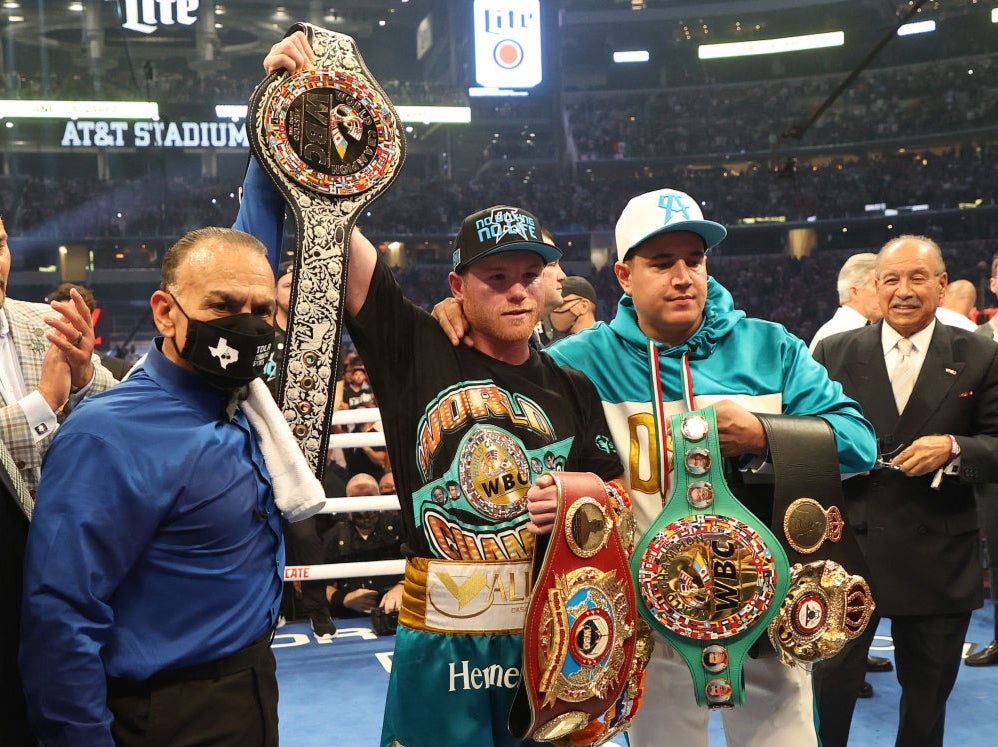 Canelo Alvarez celebrates defeating Billy Joe Saunders