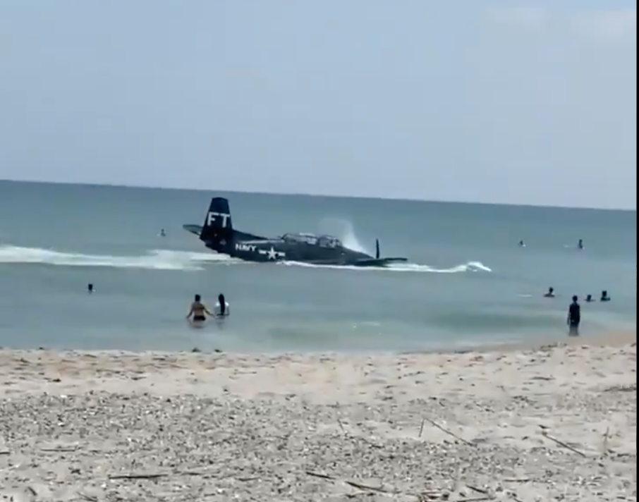 A Florida beach was the site of a crash of a plane from the Second World War disrupting a pregnant woman’s maternity photo shoot