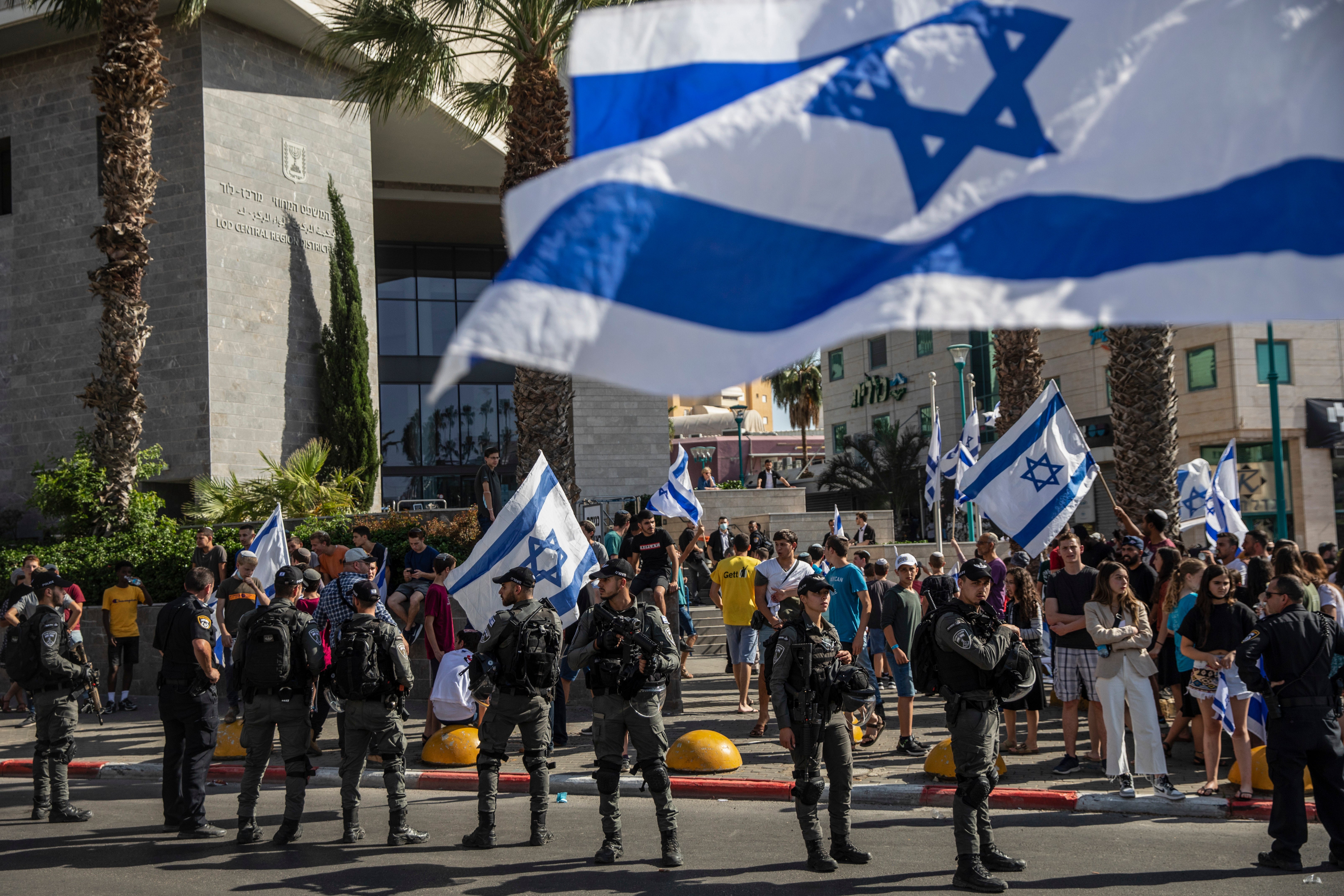 Israeli paramilitary border police stand guard outside the District Court in Lod as Jewish right-wing demonstrators demand the release of three Jews arrested over the shooting of Mussa Hassuna