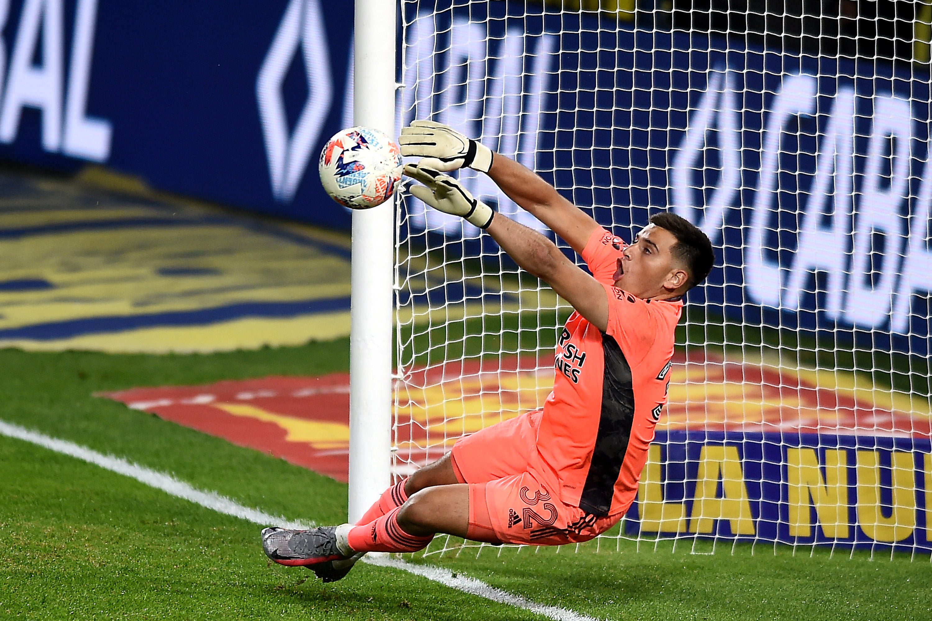 River Plate goalkeeper saves a penalty in the shootout