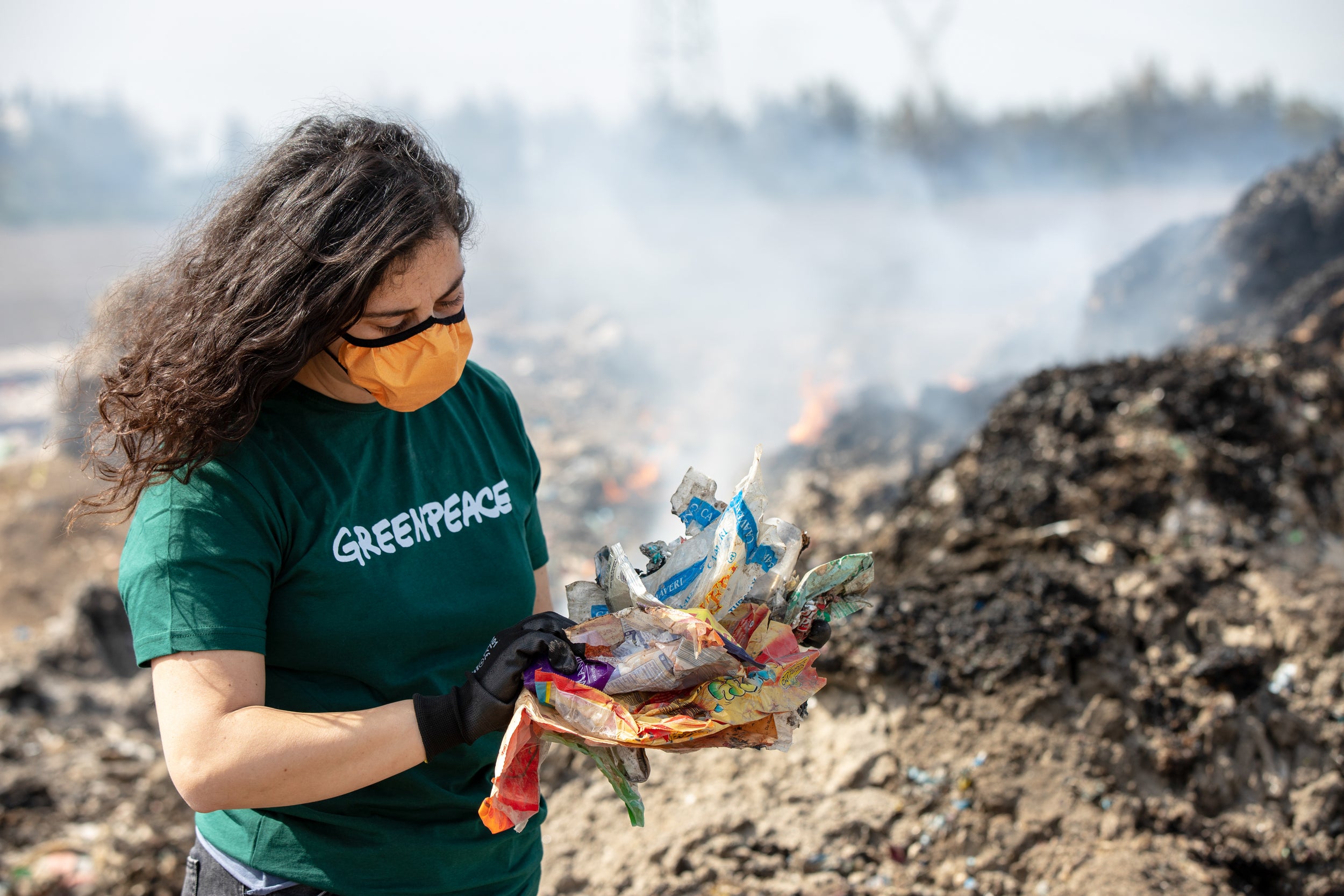 Greenpeace investigators find plastic burned at Adana province site