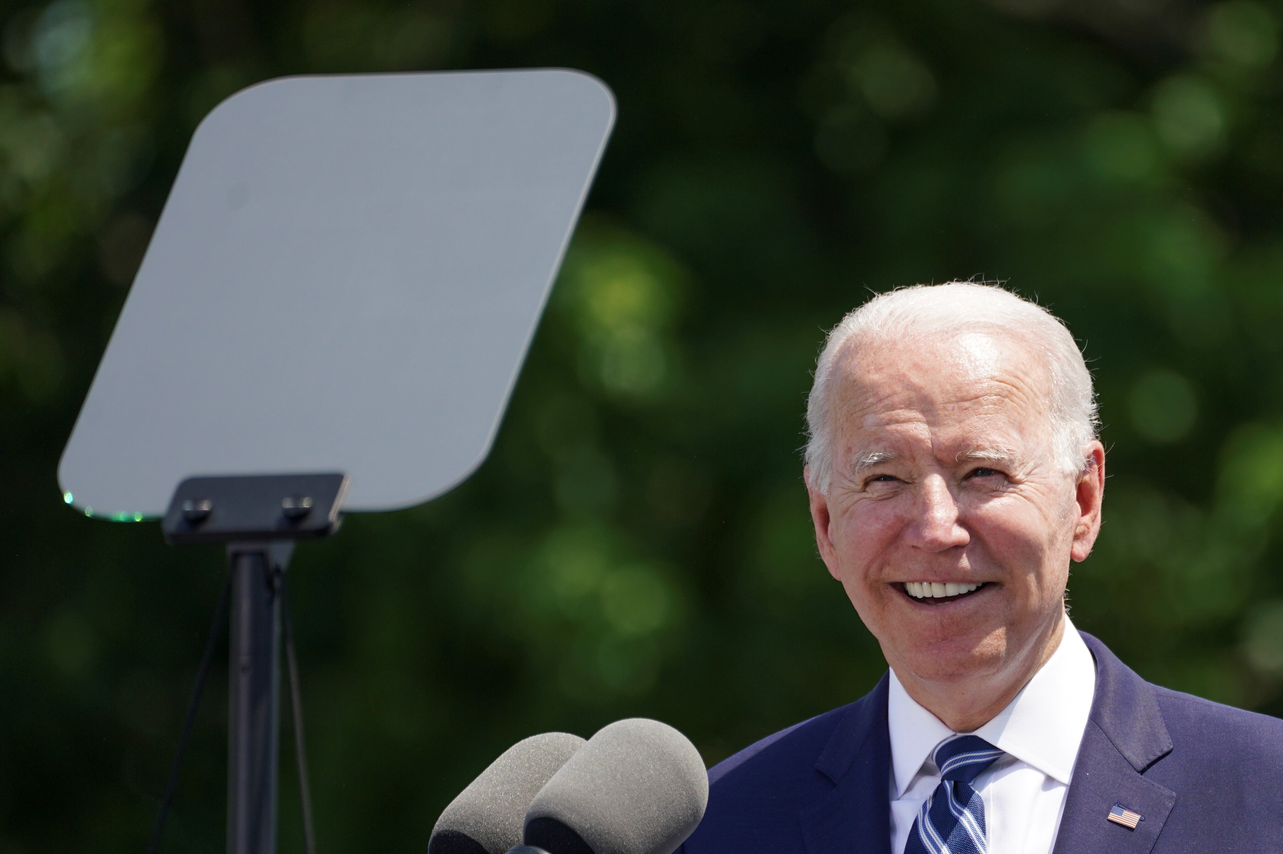 ‘You’re a really dull class ... Is the sun getting to you?’ quips Biden after joke falls flat at Coast Guard graduation
