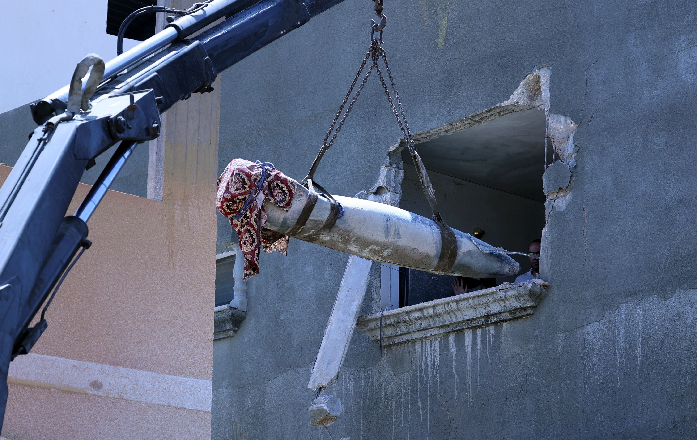 Hamas explosive experts remove an unexploded Israeli missile from a house in Khan Yunis, in the southern Gaza Strip