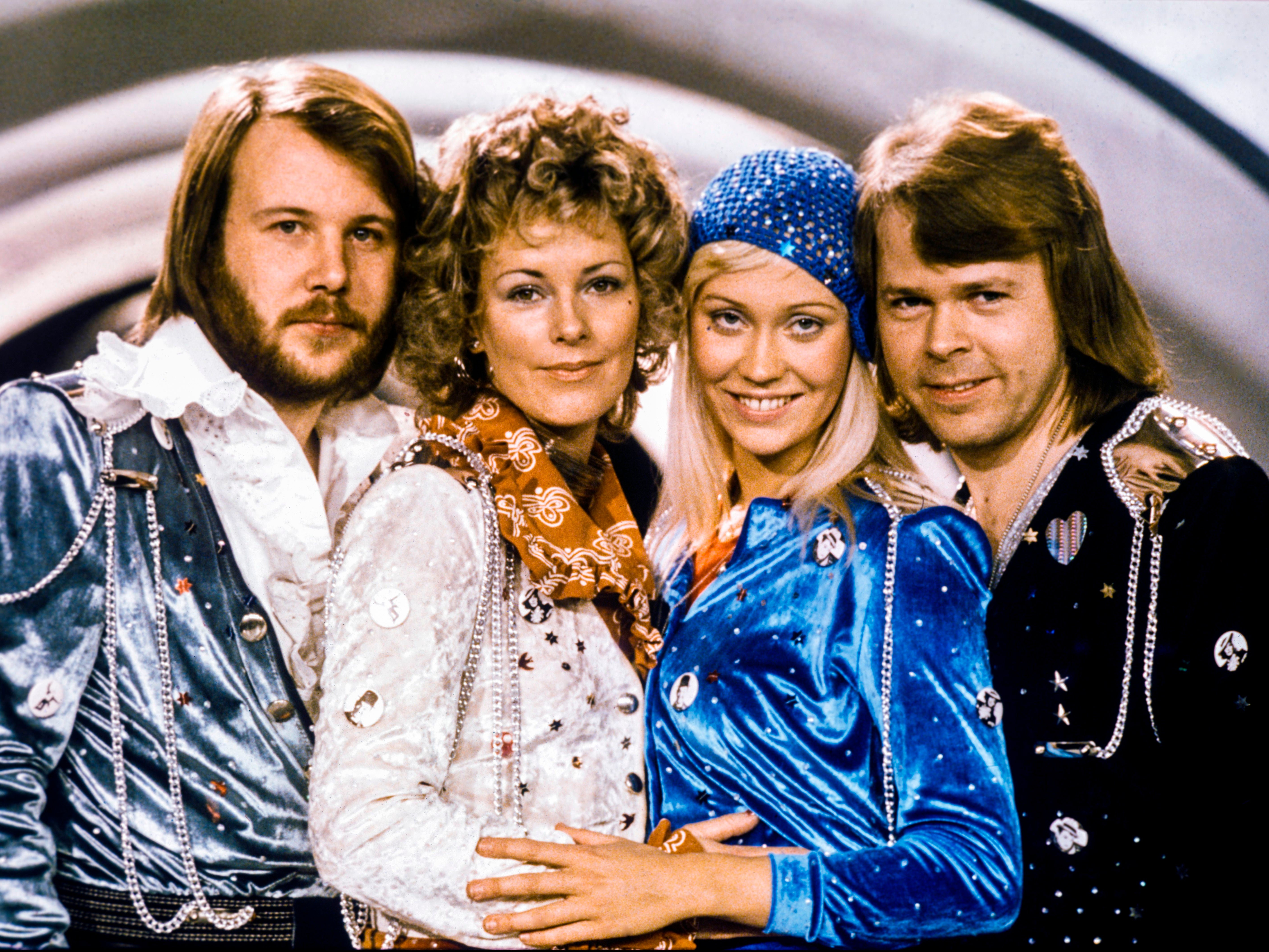 Abba (Benny Andersson, Anni-Frid Lyngstad, Agnetha Faltskog y Bjorn Ulvaeus) posan después de ganar la rama sueca del Festival de la Canción de Eurovisión en 1974.