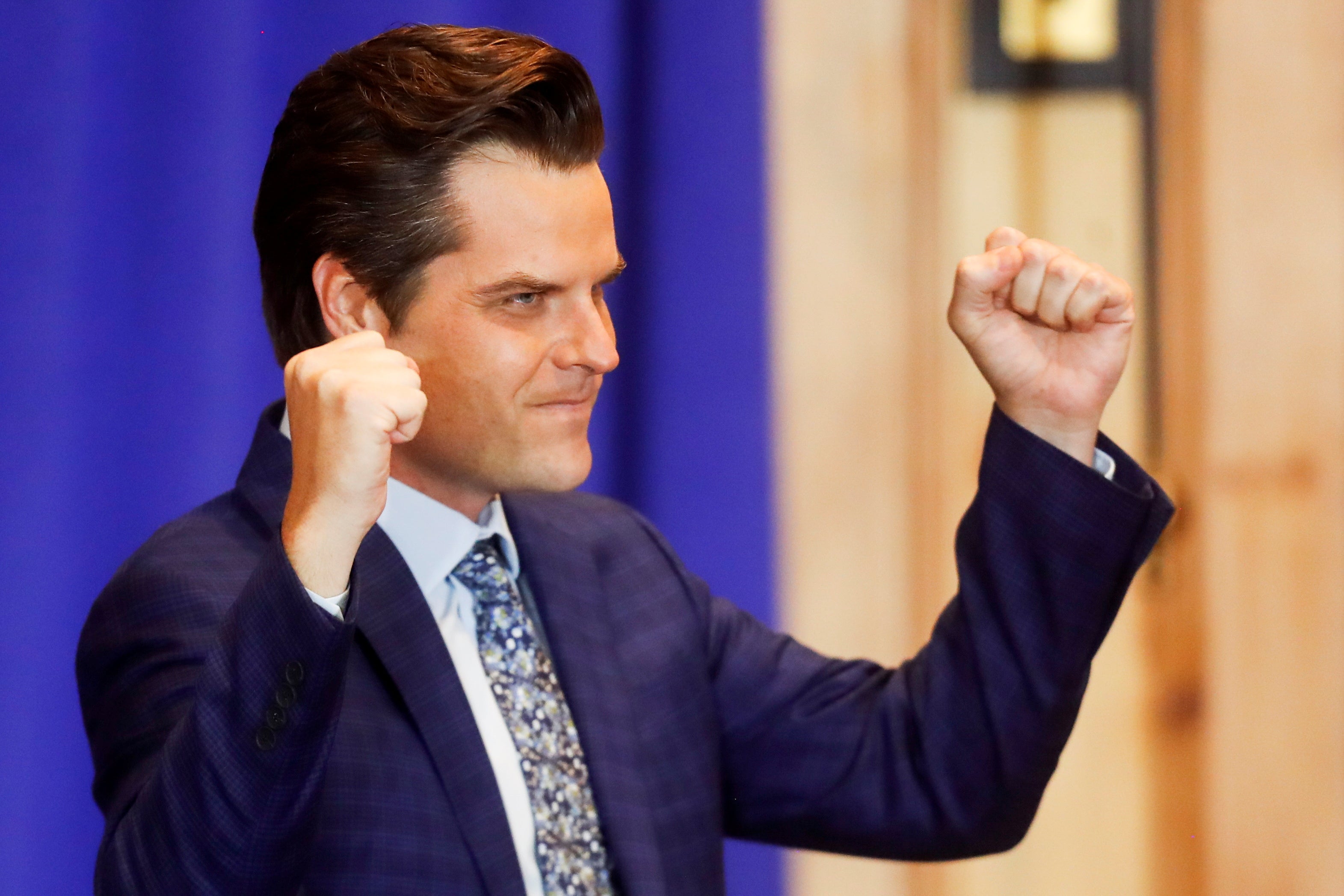 Matt Gaetz hace un gesto durante el mitin "America First" en The Villages,