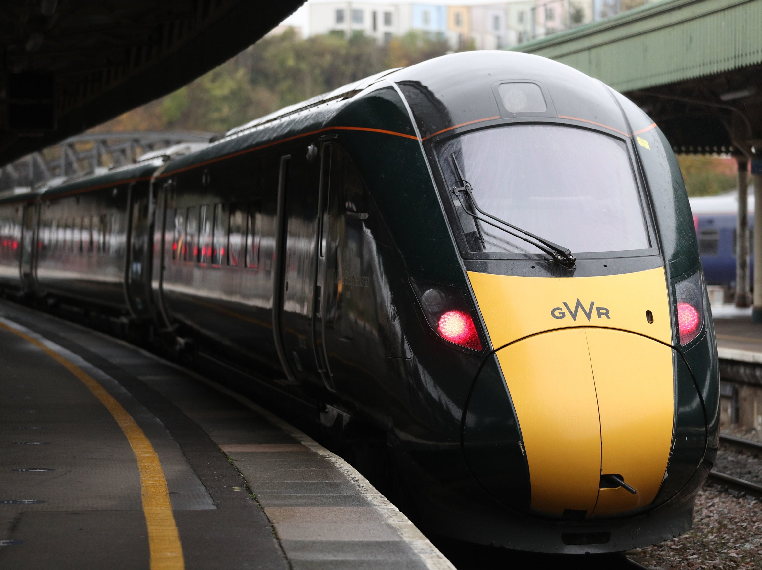 A GWR train pulls into a platform at Bristol Temple Meads railway station