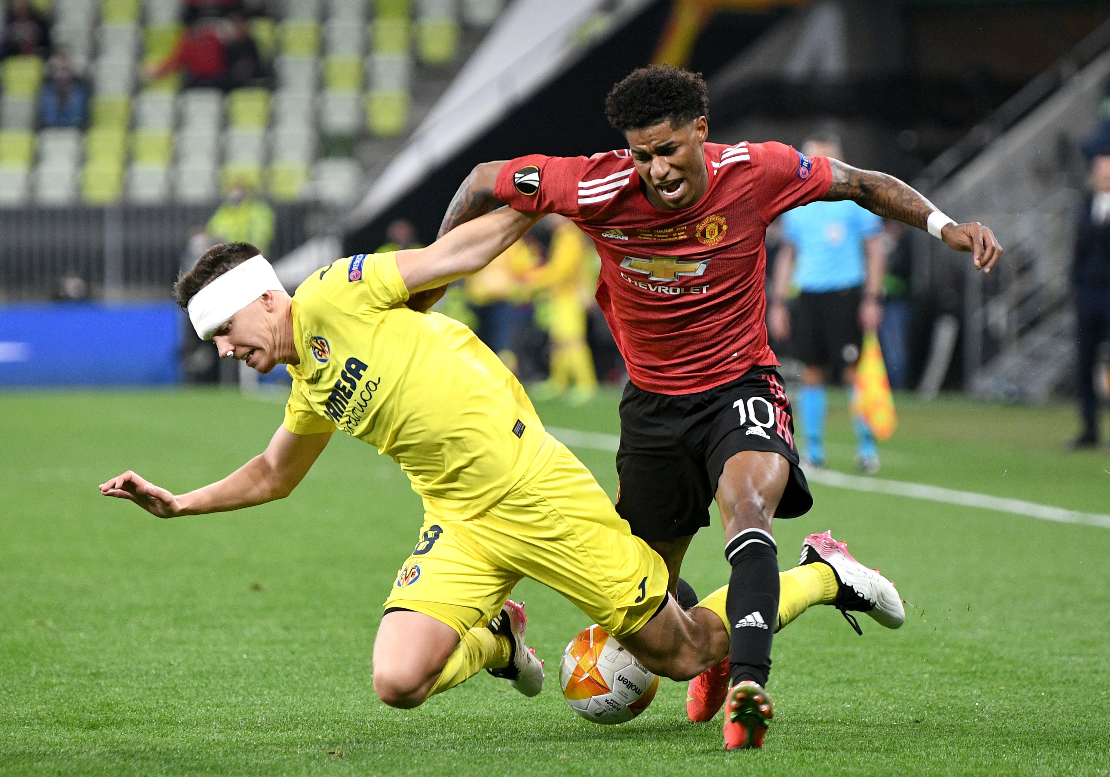 Villarreal’s Juan Foyth (left) and Manchester United’s Marcus Rashford battle for the ball