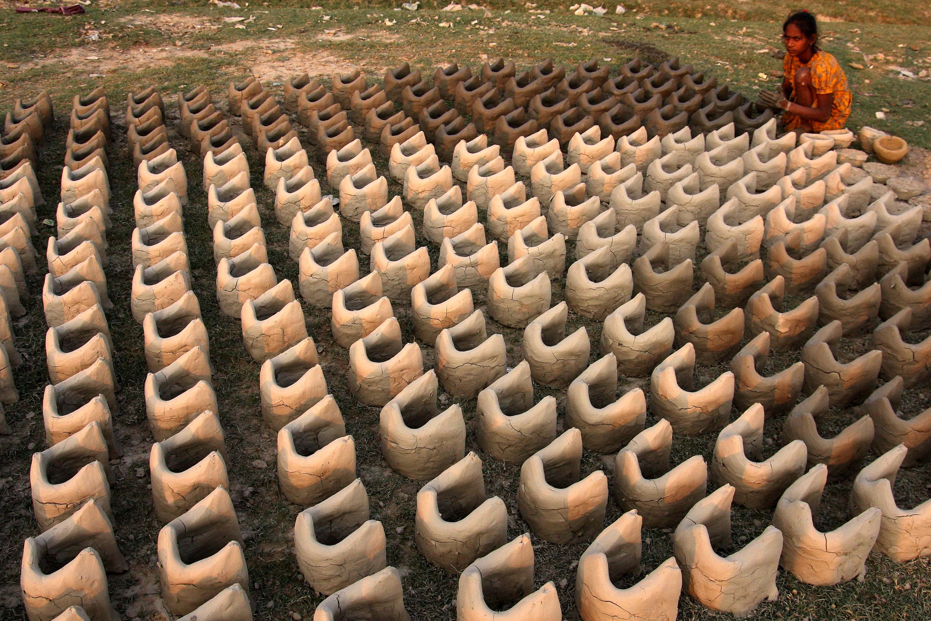 Women in rural areas usually make their own mud stoves, but they can also be bought from village fairs