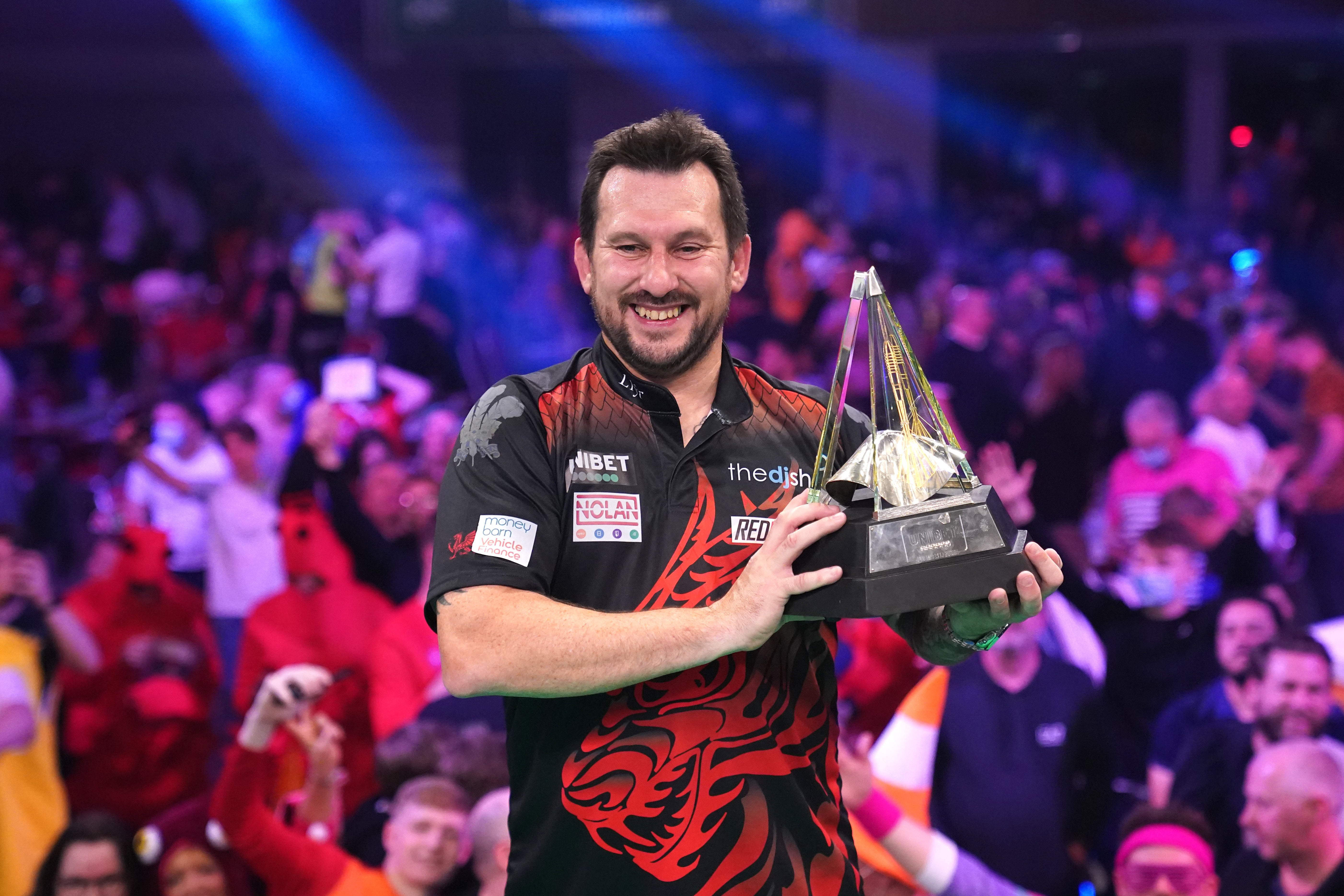 Jonny Clayton poses with the Premier League trophy