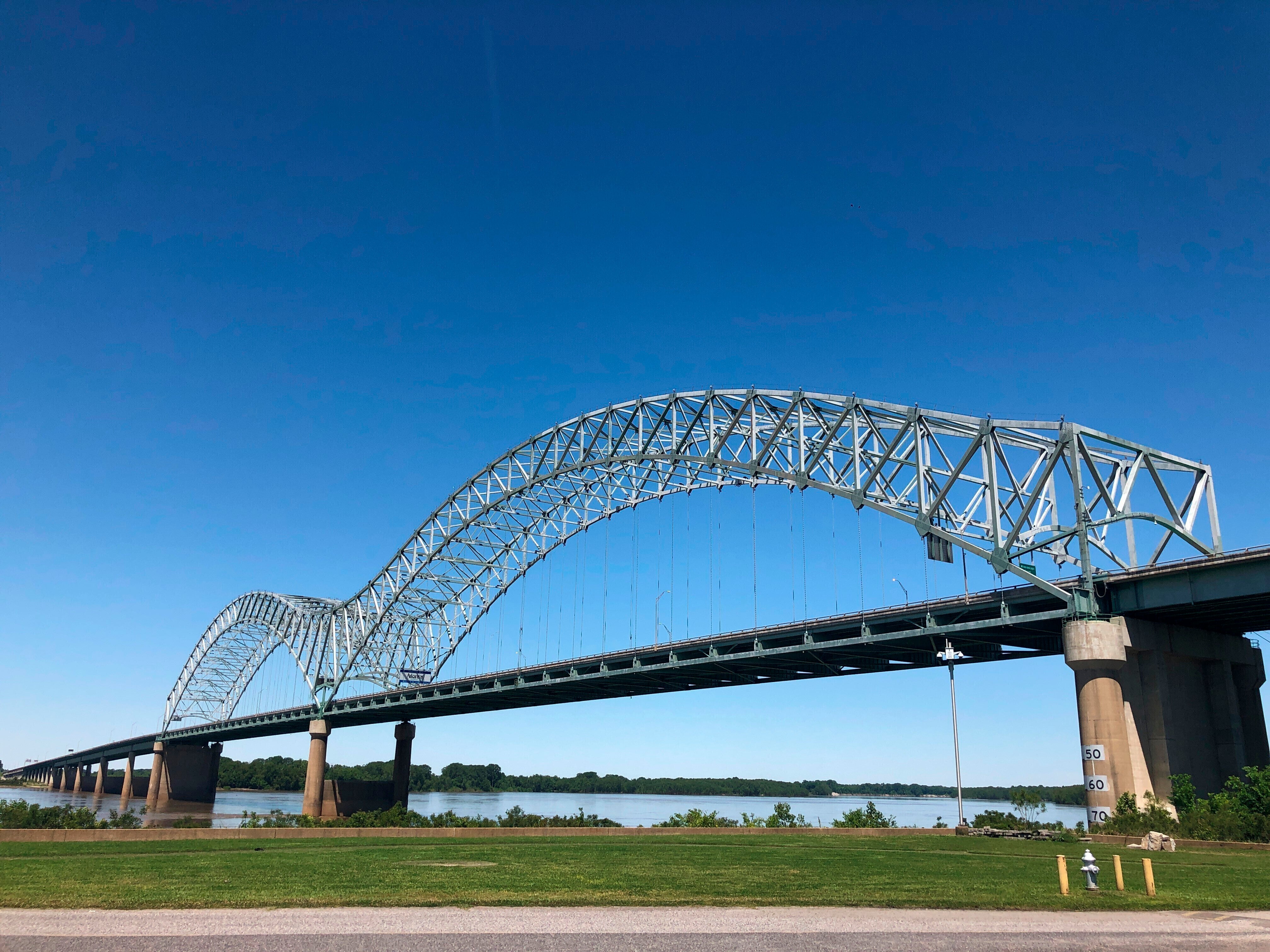 US--Interstate 40 Bridge Closed