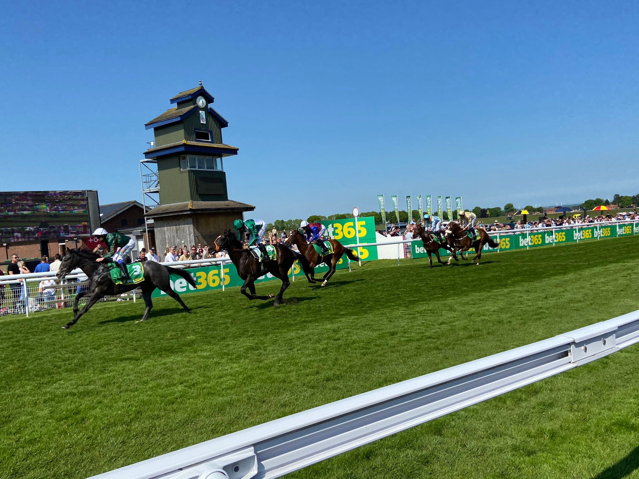 Tipperary Sunset winning the bet365 Continental Two Year Old Trophy for John Quinn and James Sullivan