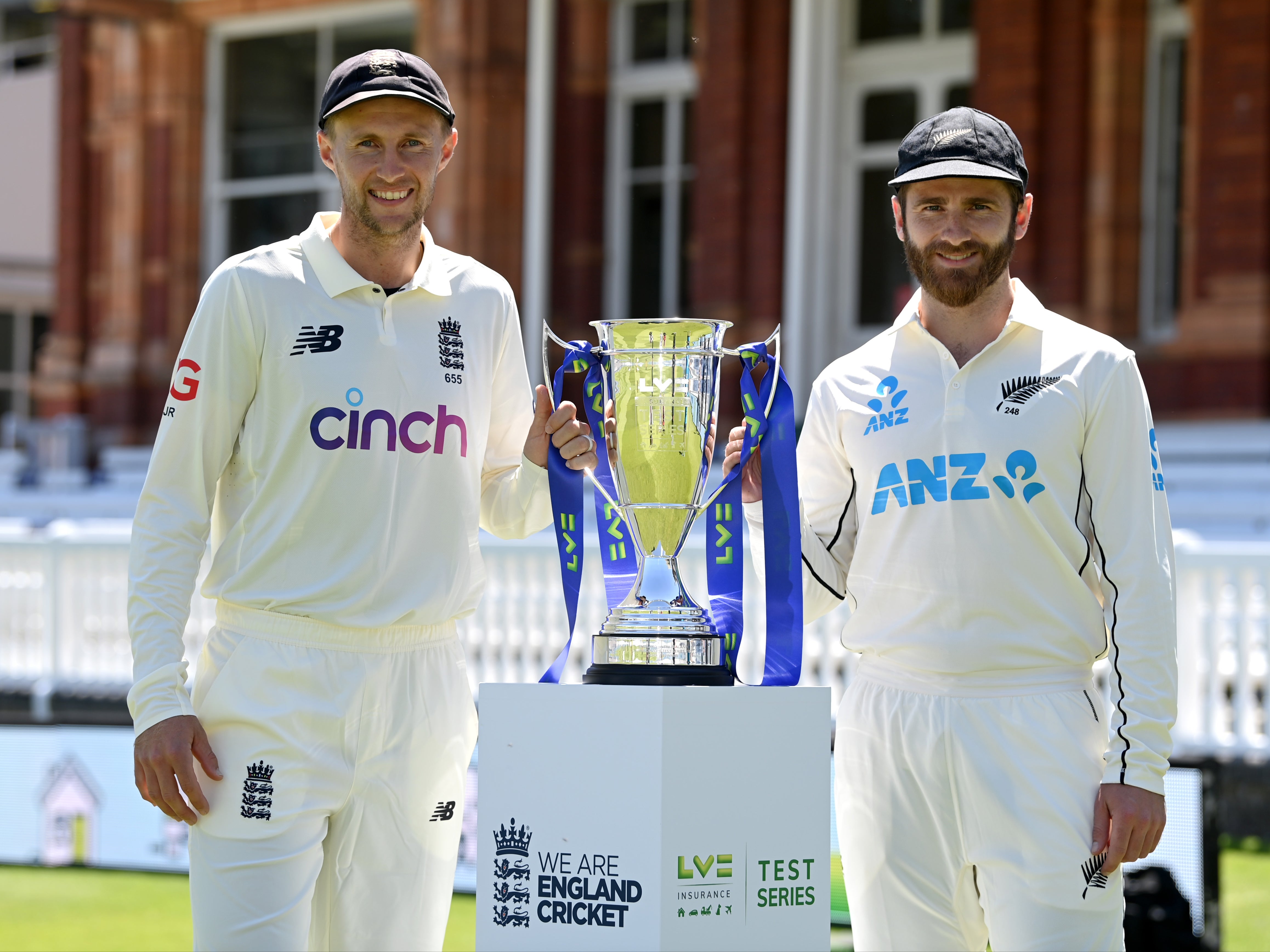 England captain Joe Root (left) with New Zealand skipper Kane Williamson