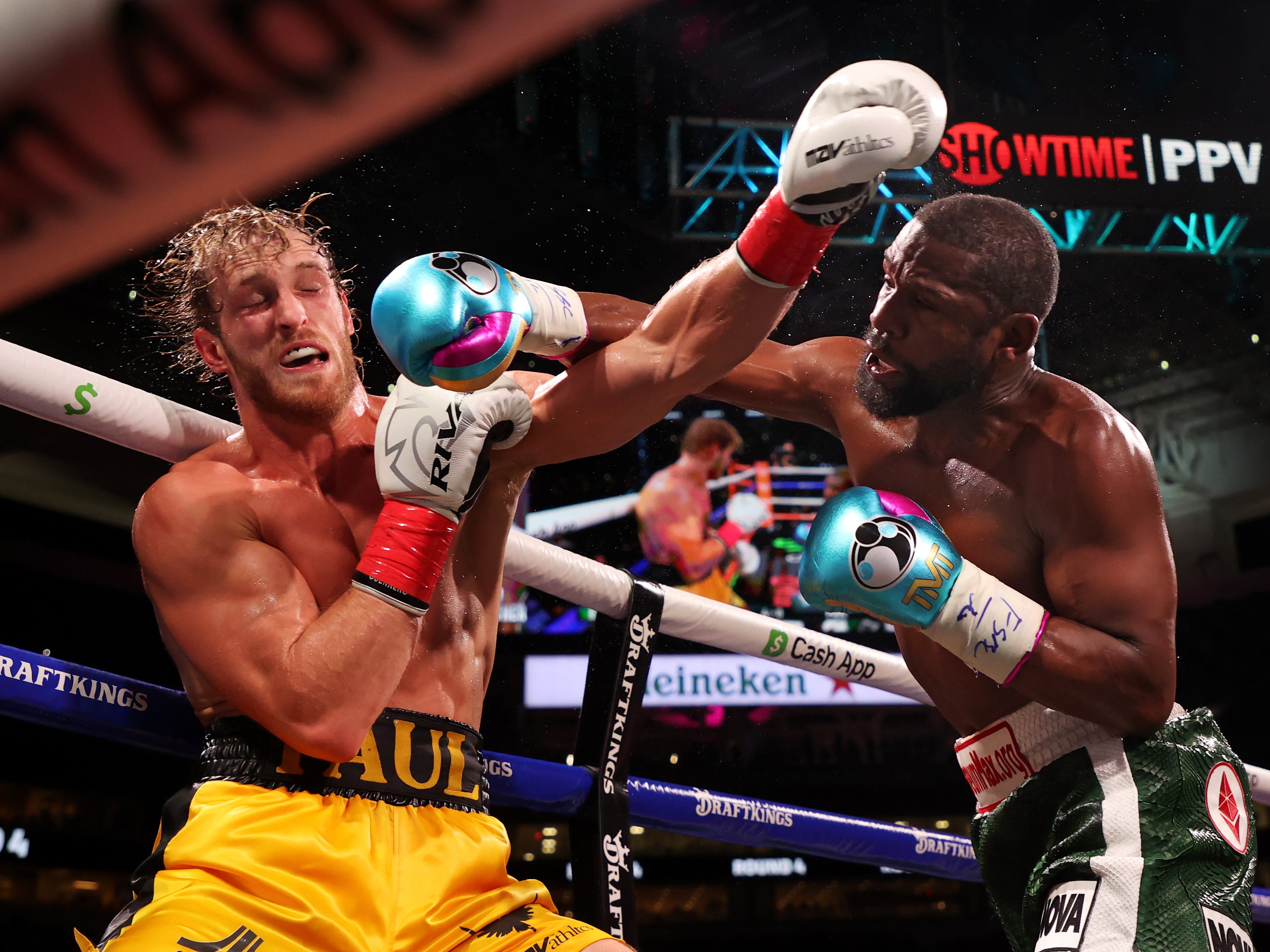 Floyd Mayweather (right) and Logan Paul during a 2021 exhibition