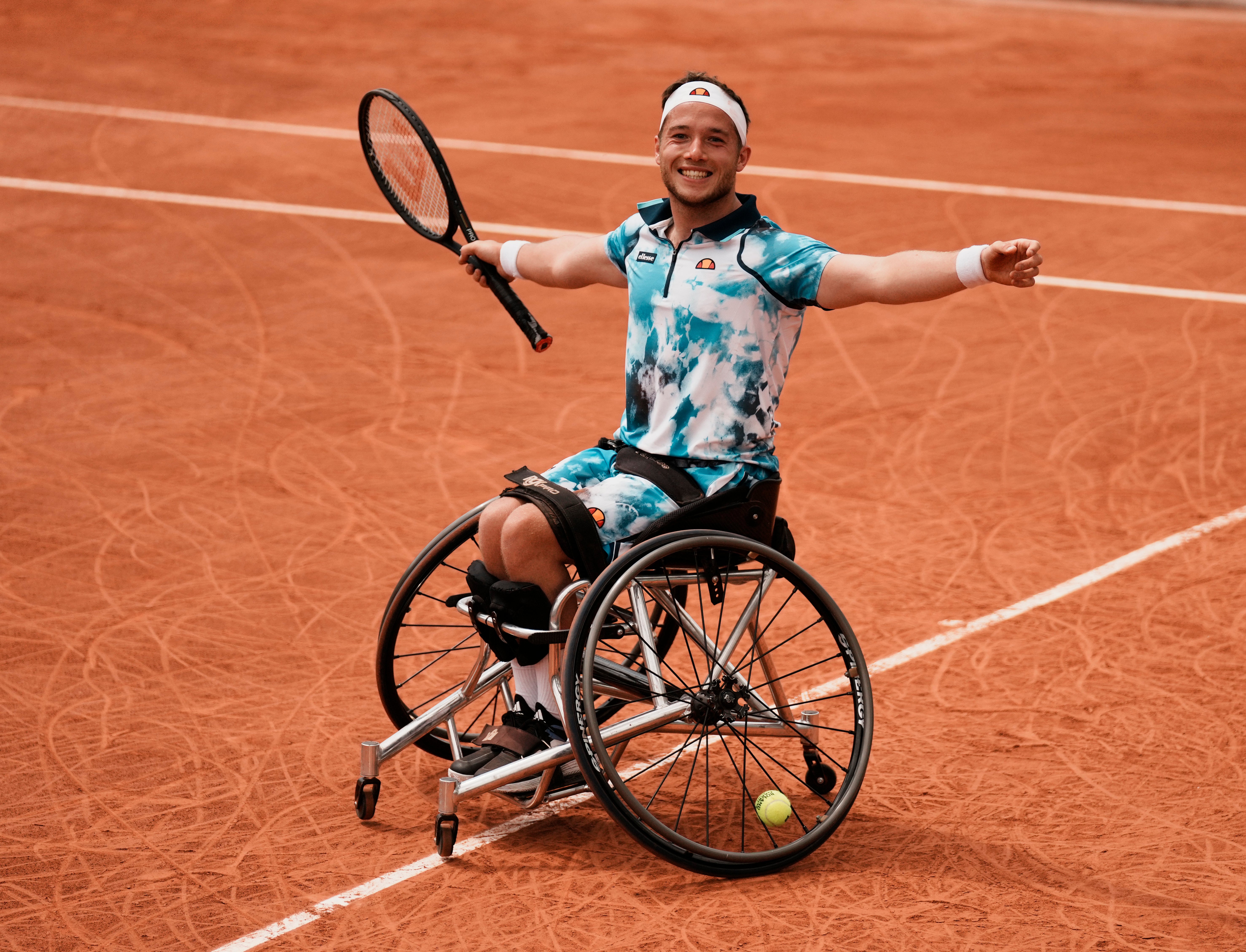 Alfie Hewett celebrates his third French Open singles title