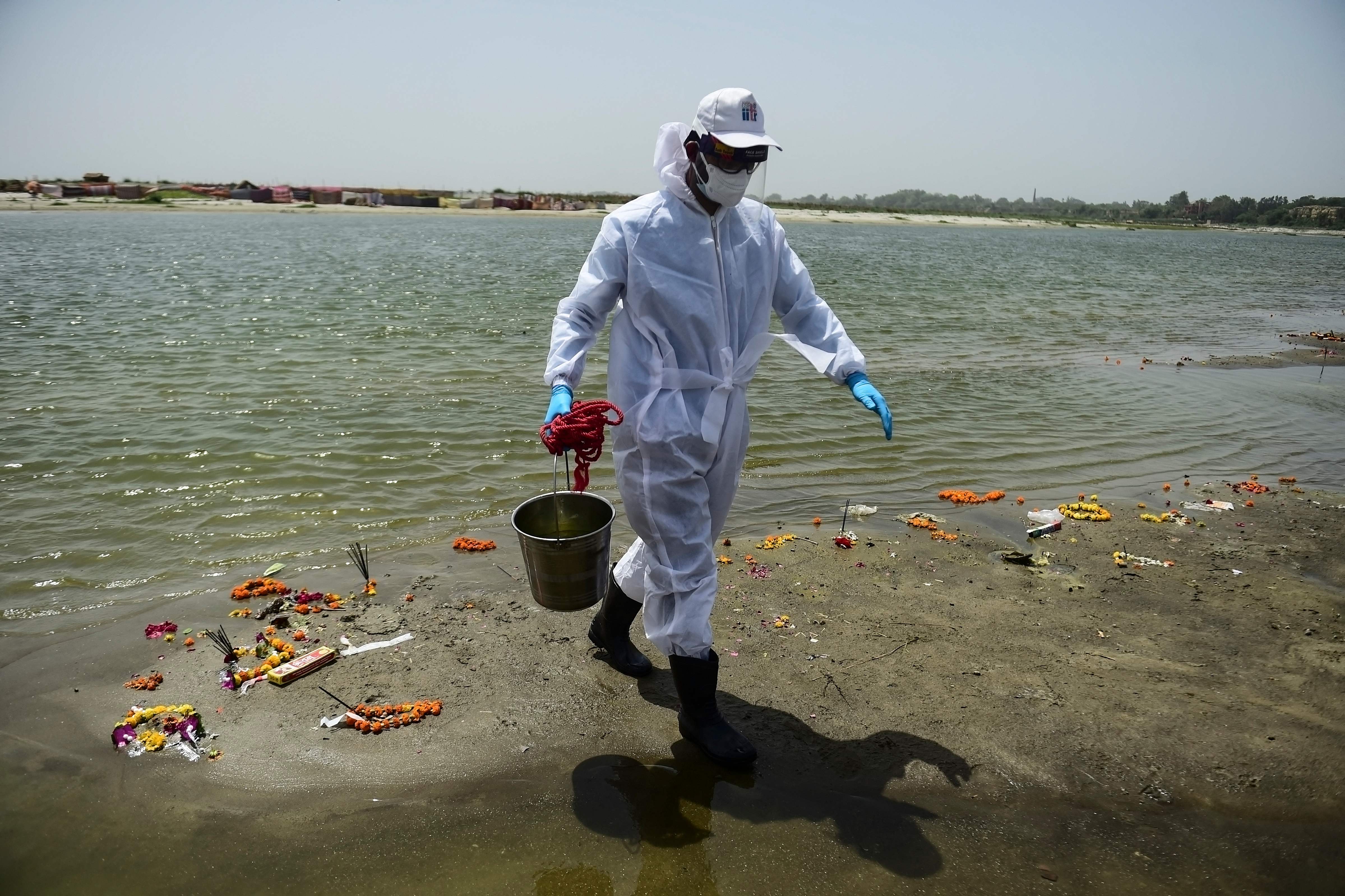 A member of Indian Institute of Toxicology Research collects sample from river Ganges on 24 May, 2021