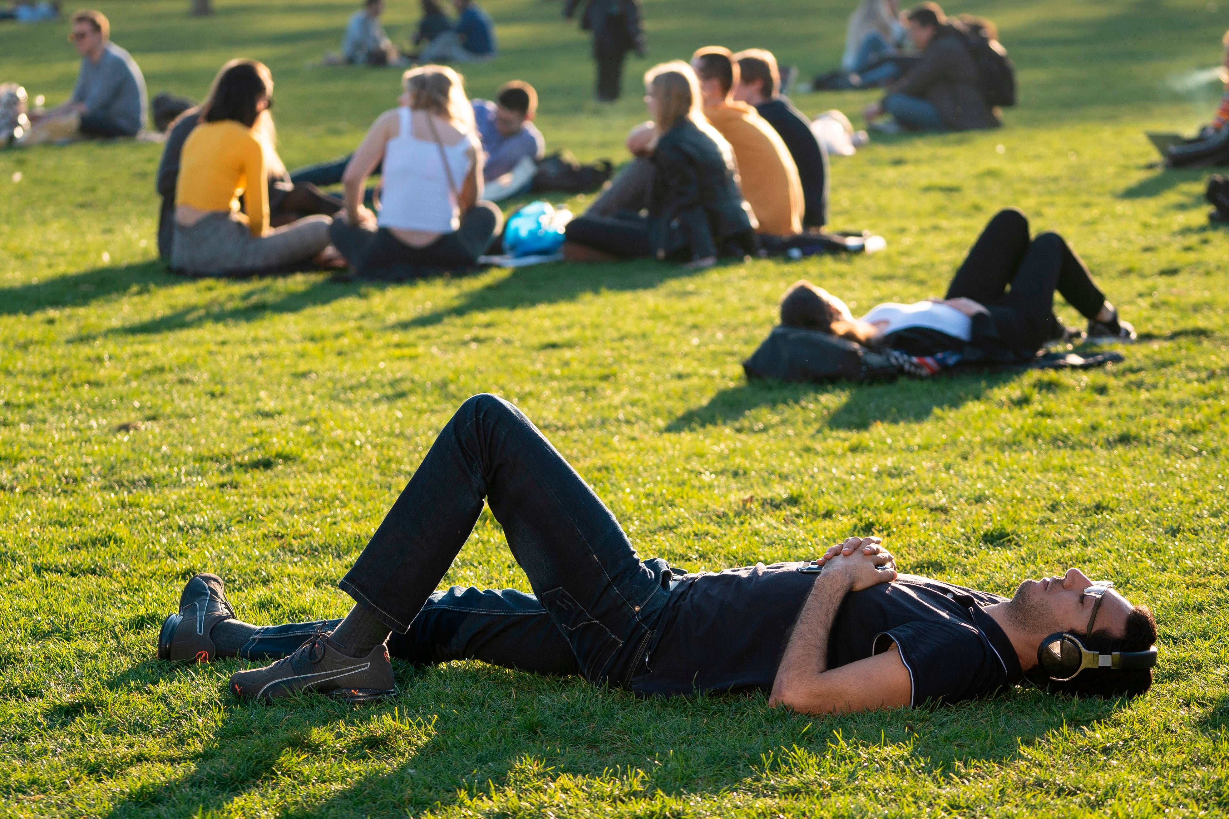 London is expected to see high temperatures nearing 30C over the weekend