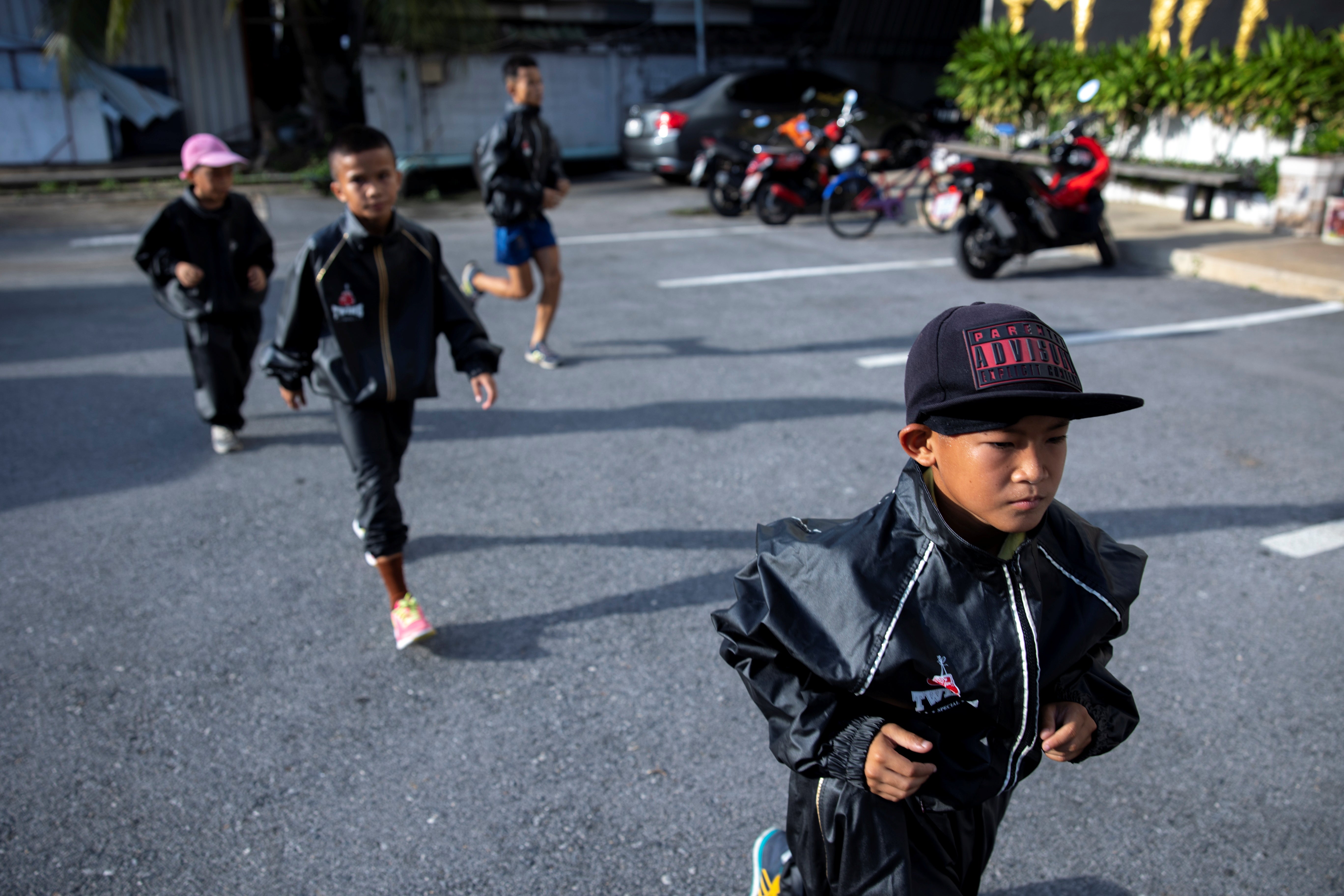 Boxers jog together to lose weight before their matches