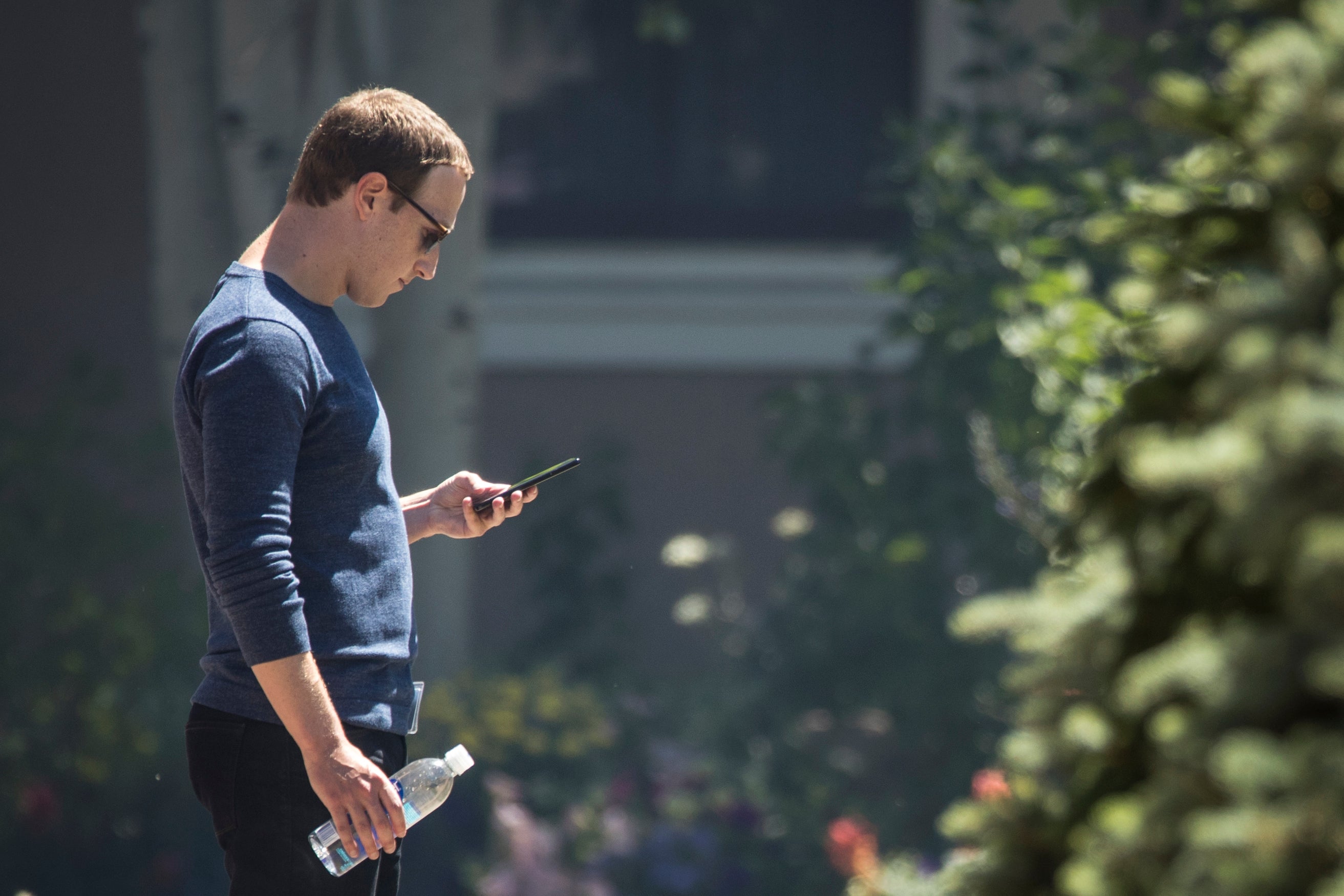 Mark Zuckerberg is just one of the stellar cast of left-handed overachievers