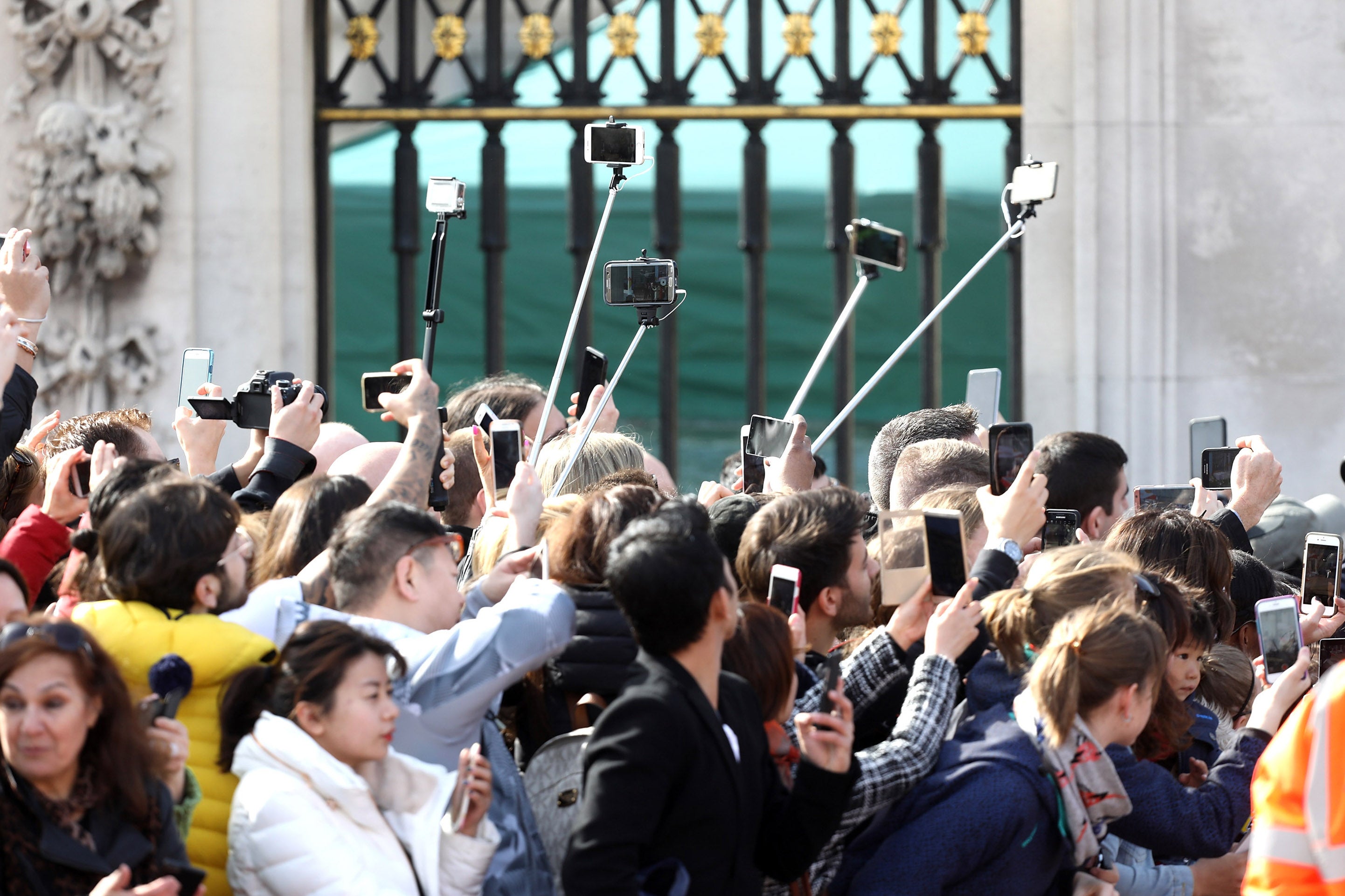 Camera-ready tourists await the Queen’s Baton Relay for the XXI Commonwealth Games at Buckingham Palace in 2017