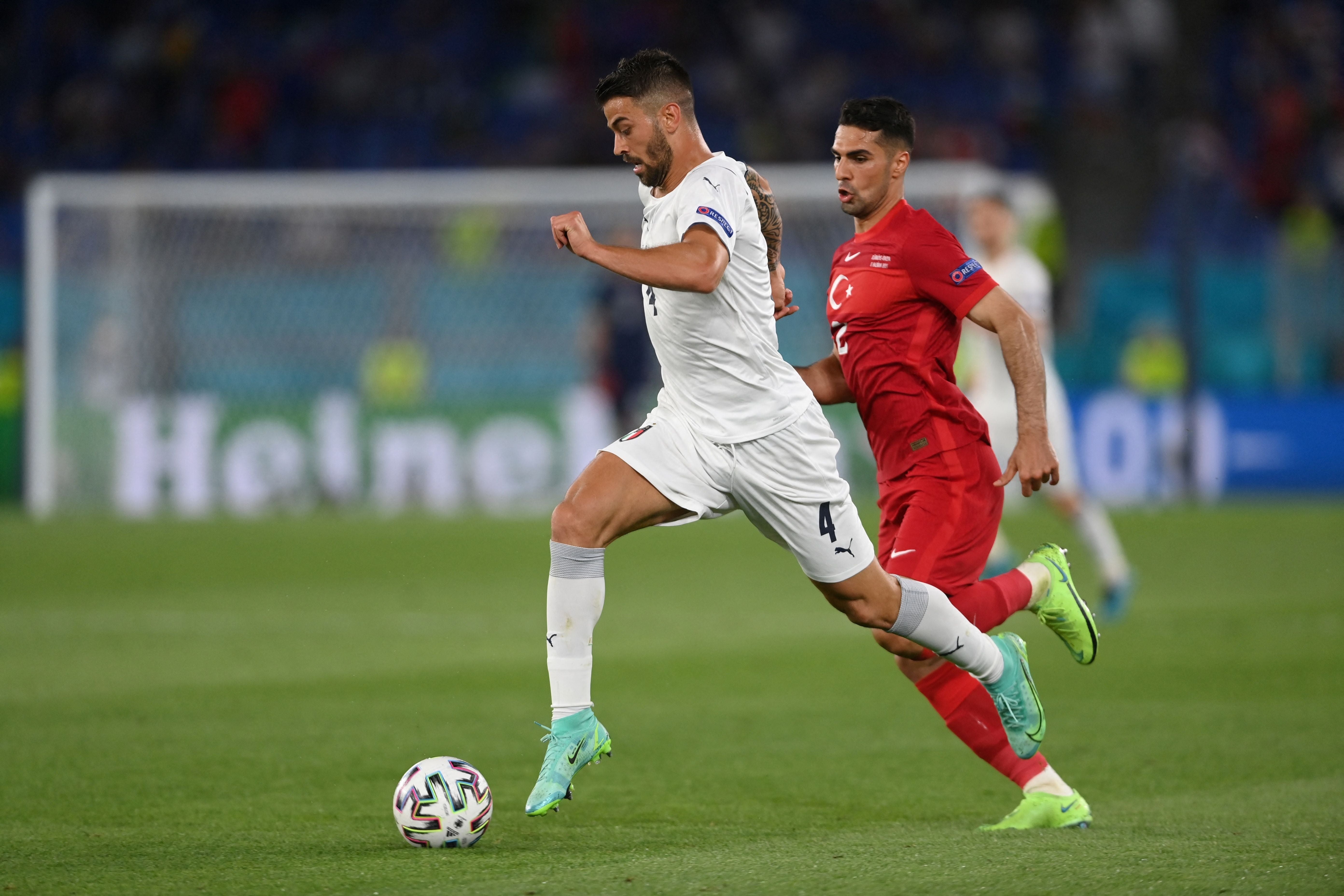 Leonardo Spinazzola controls the ball