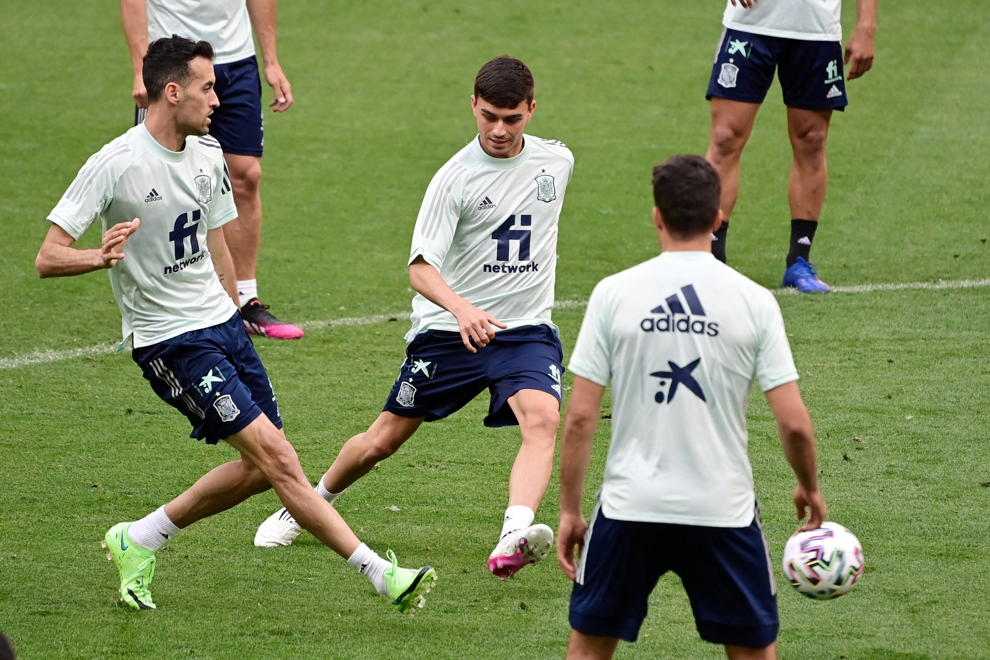 Sergio Busquets and Pedri during training