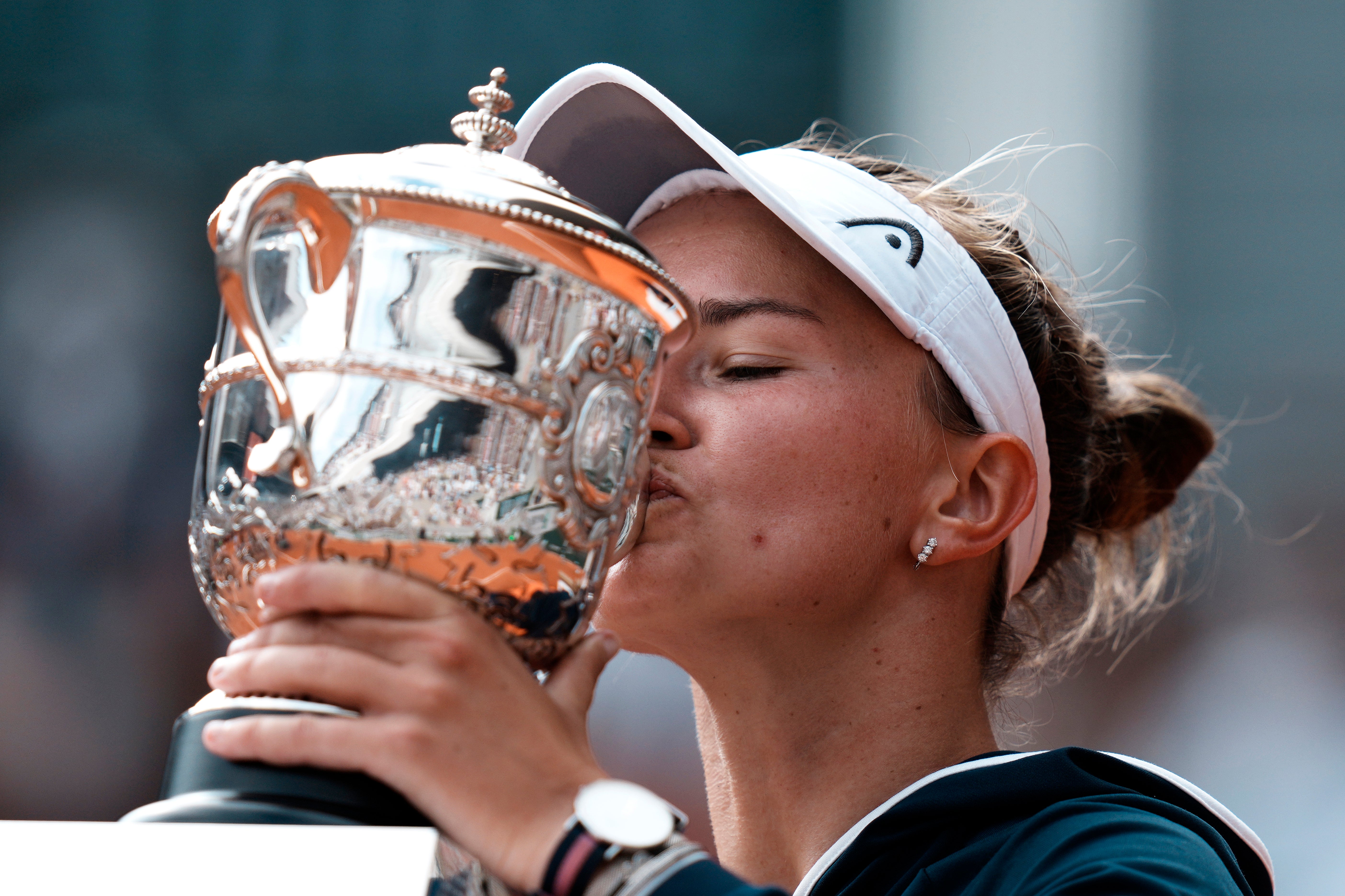 Barbora Krejcikova kisses the Coupe Suzanne Lenglen