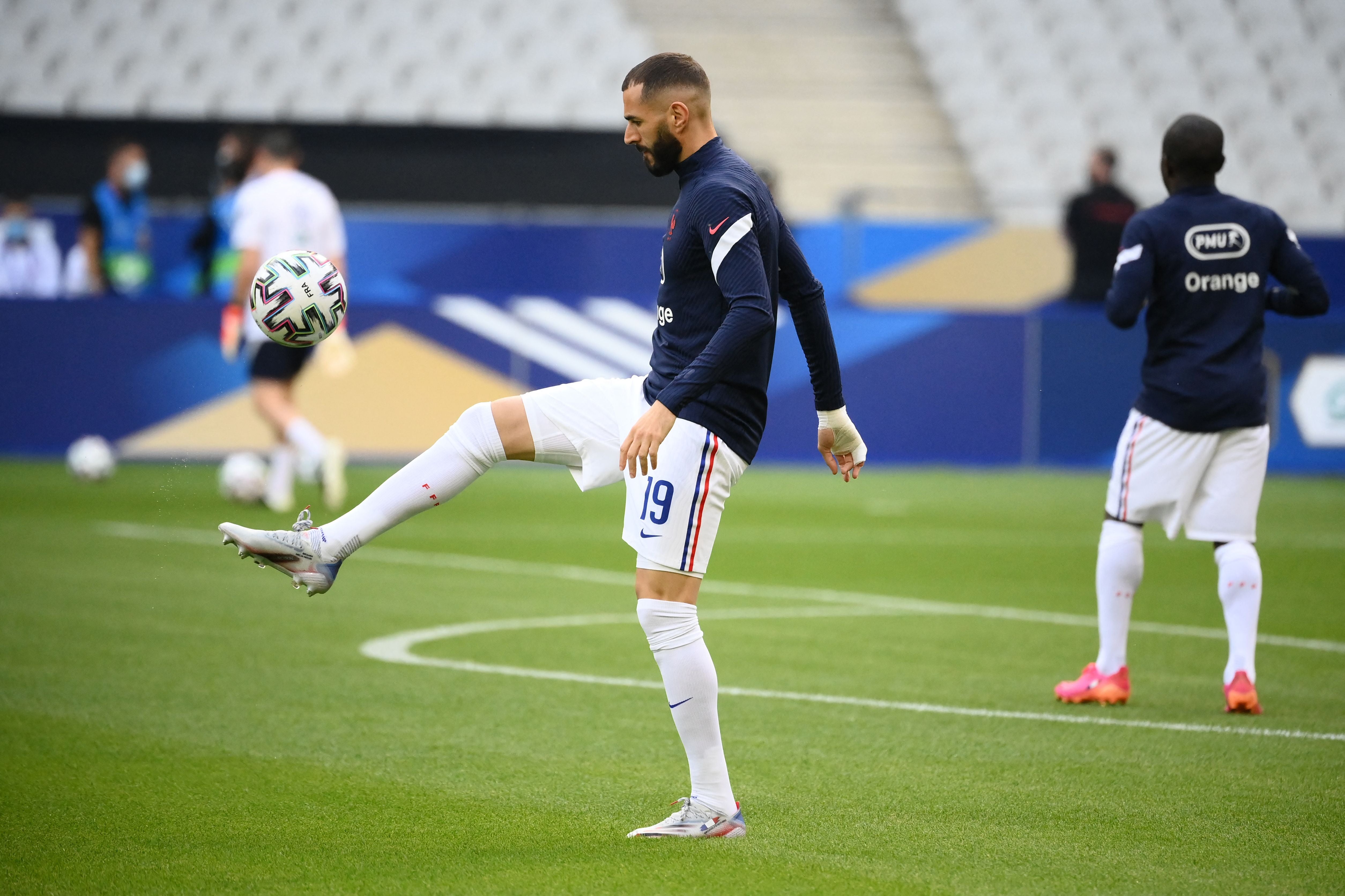 Benzema in training with France