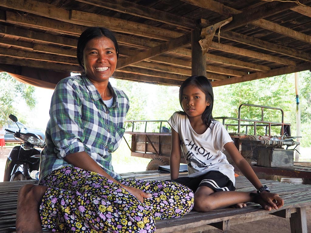 Morb Neam, a 37-year old Cambodian, has been traveling back and forth to Thailand since her childhood, after each wave of bad weather. “We were very poor and my sister had no money to pay for my school, so I left early,” she says. Morb has gone back to her home village in Cambodia, in the Khmer province of Banteay Meanchey, to take care of her children and ensure they get a good education. She can’t read nor write.