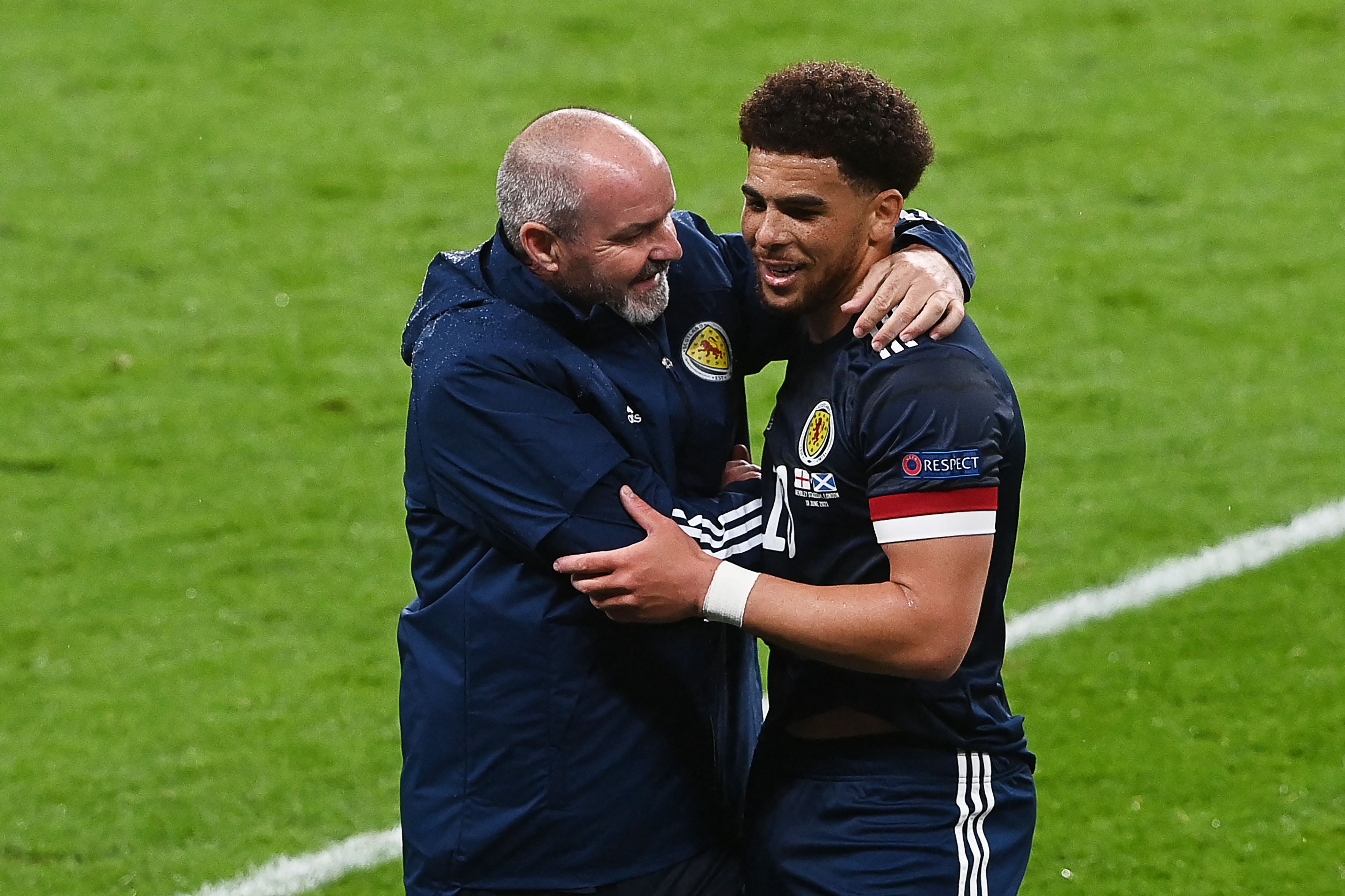 Che Adams hugs Steve Clarke after being substituted