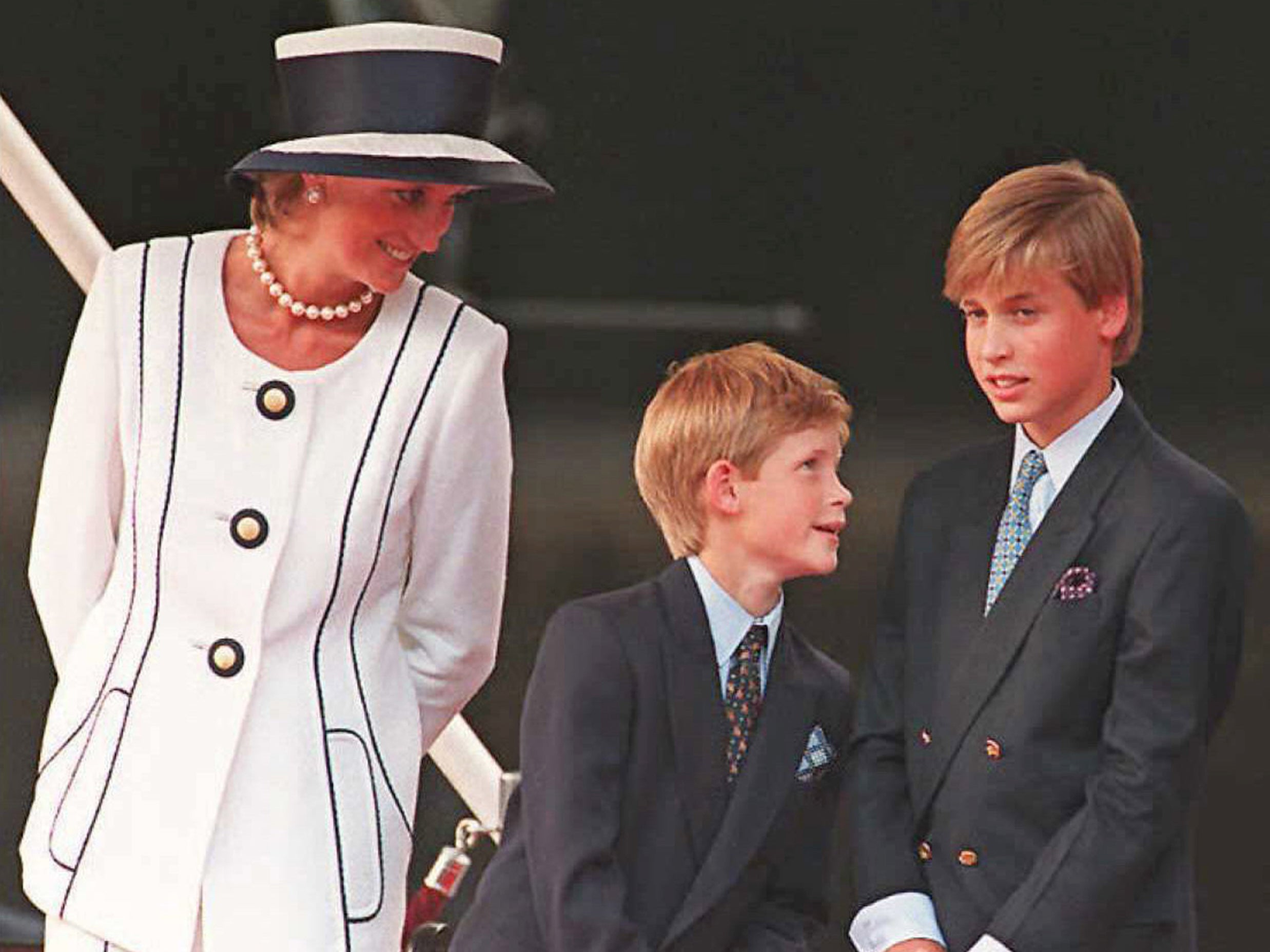 Princess Diana (L), Prince Harry and Prince William (R) in 1995