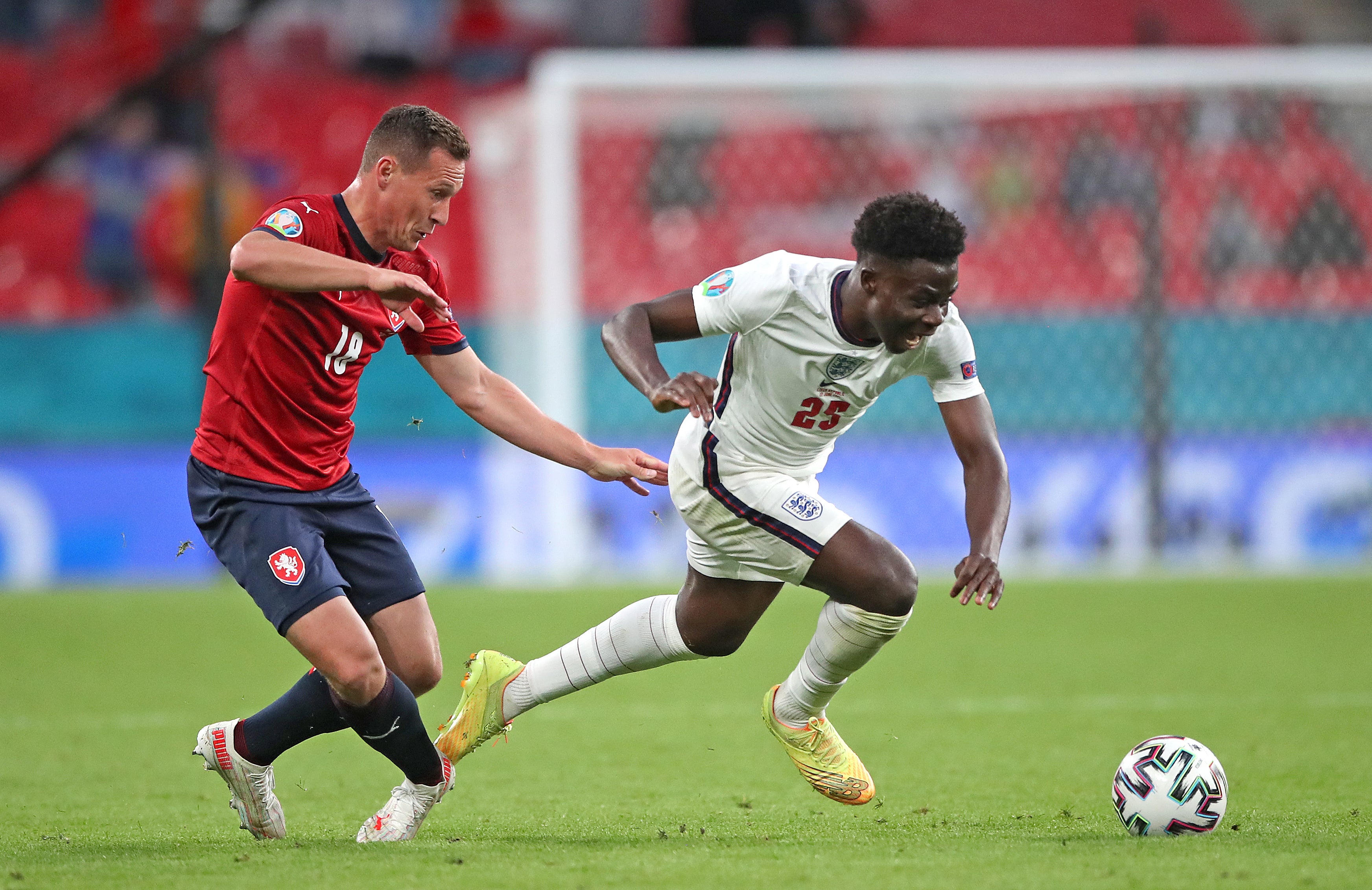 Saka wizzes past a Czech player