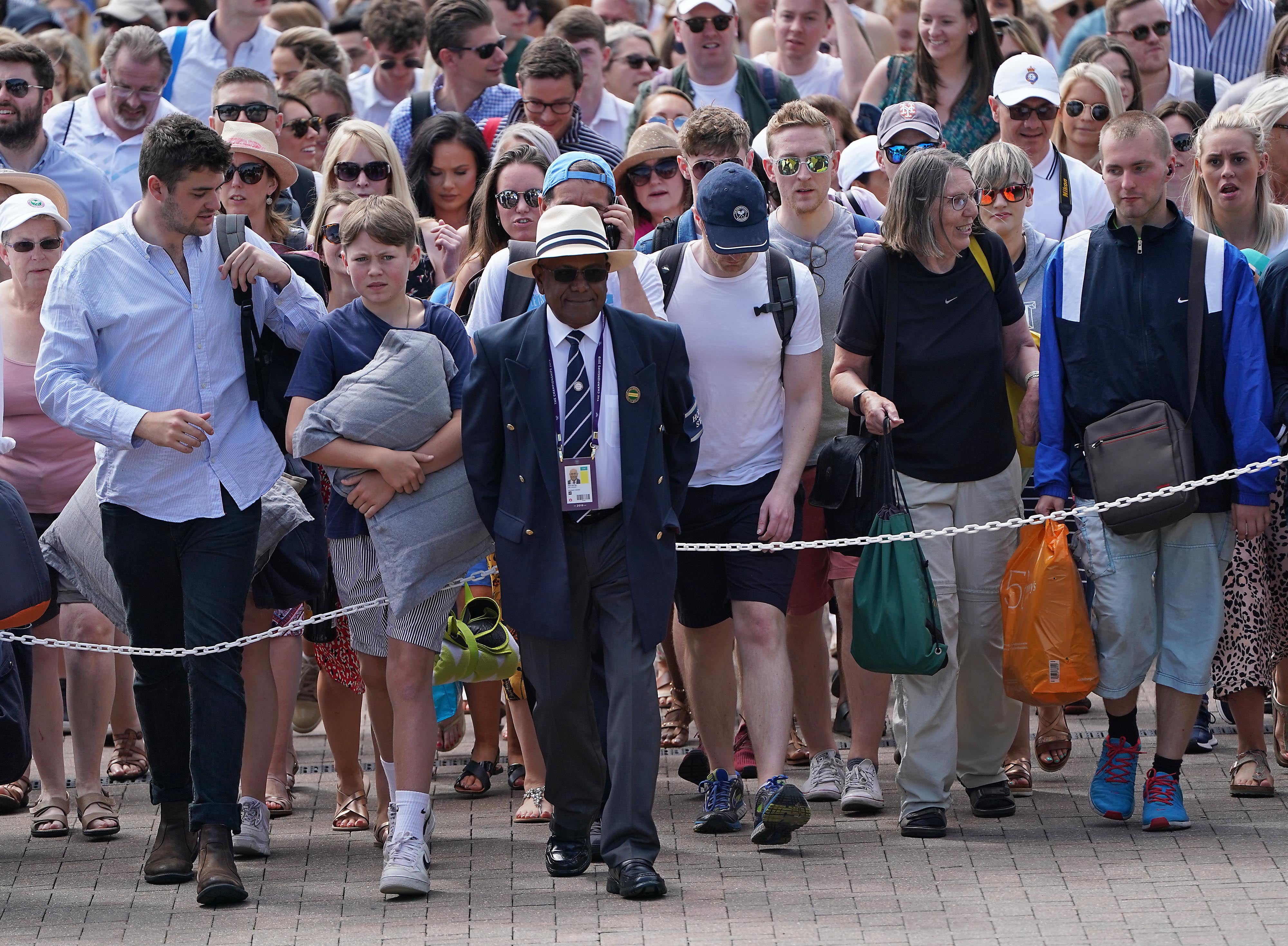 Spectator flock in to Wimbledon