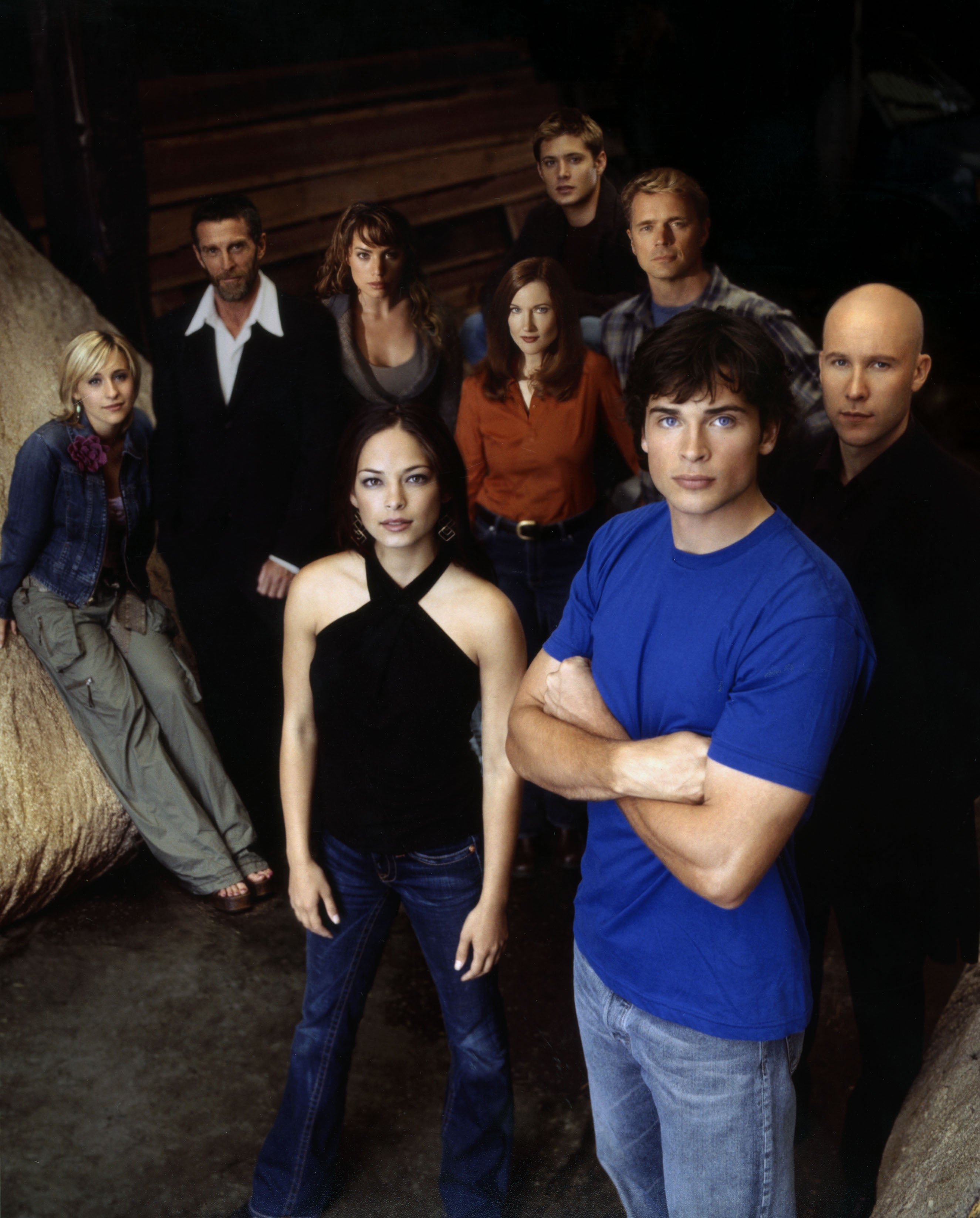 Allison Mack, John Glover, Erica Durance, Kristin Kreuk, Annette O’Toole, Jensen Ackles, Tom Welling, John Schneider, and Michael Rosenbaum in a 2001 promotional photo for ‘Smallville'