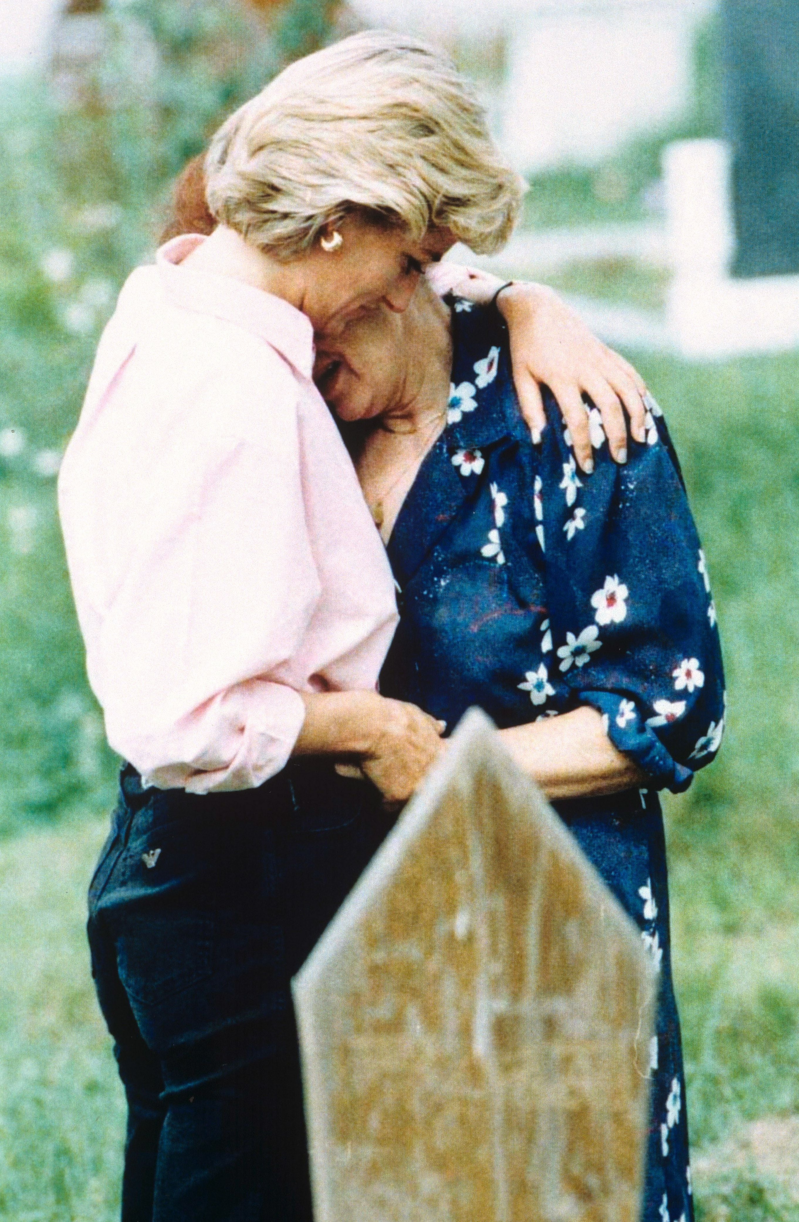 Diana consoles a survivor in Bosnia