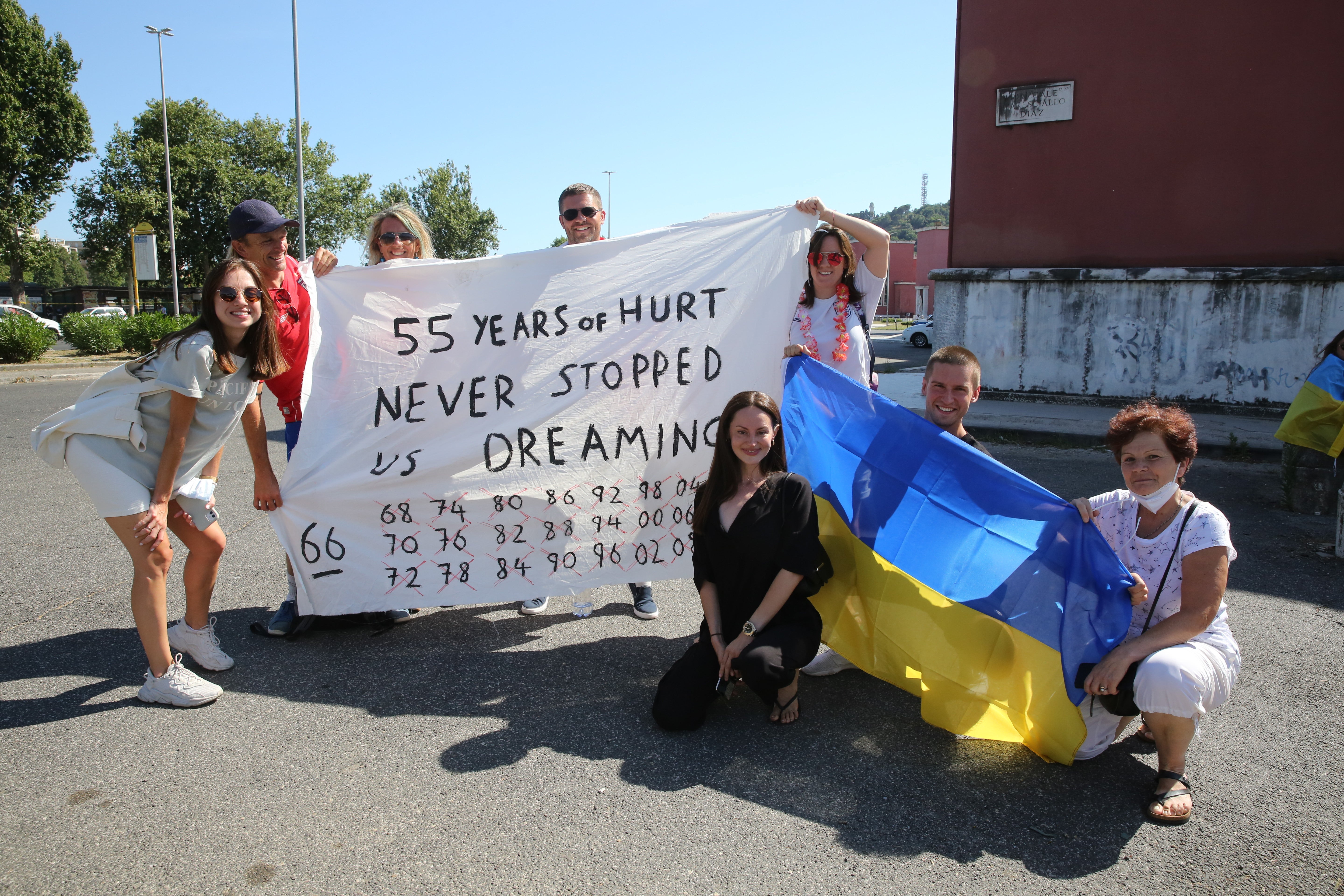 Ukraine and England fans pose together