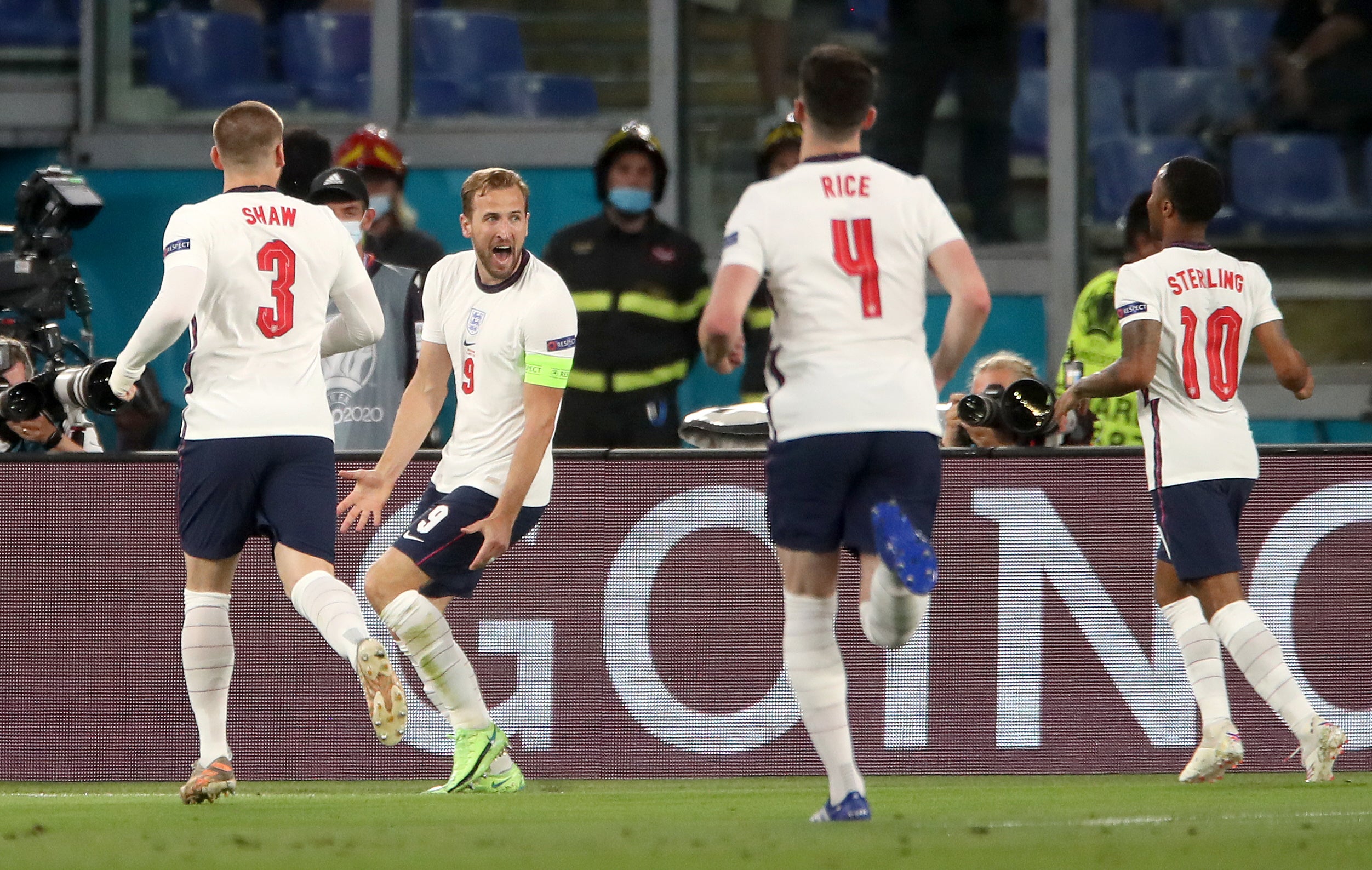 Harry Kane, second left, celebrates his goa