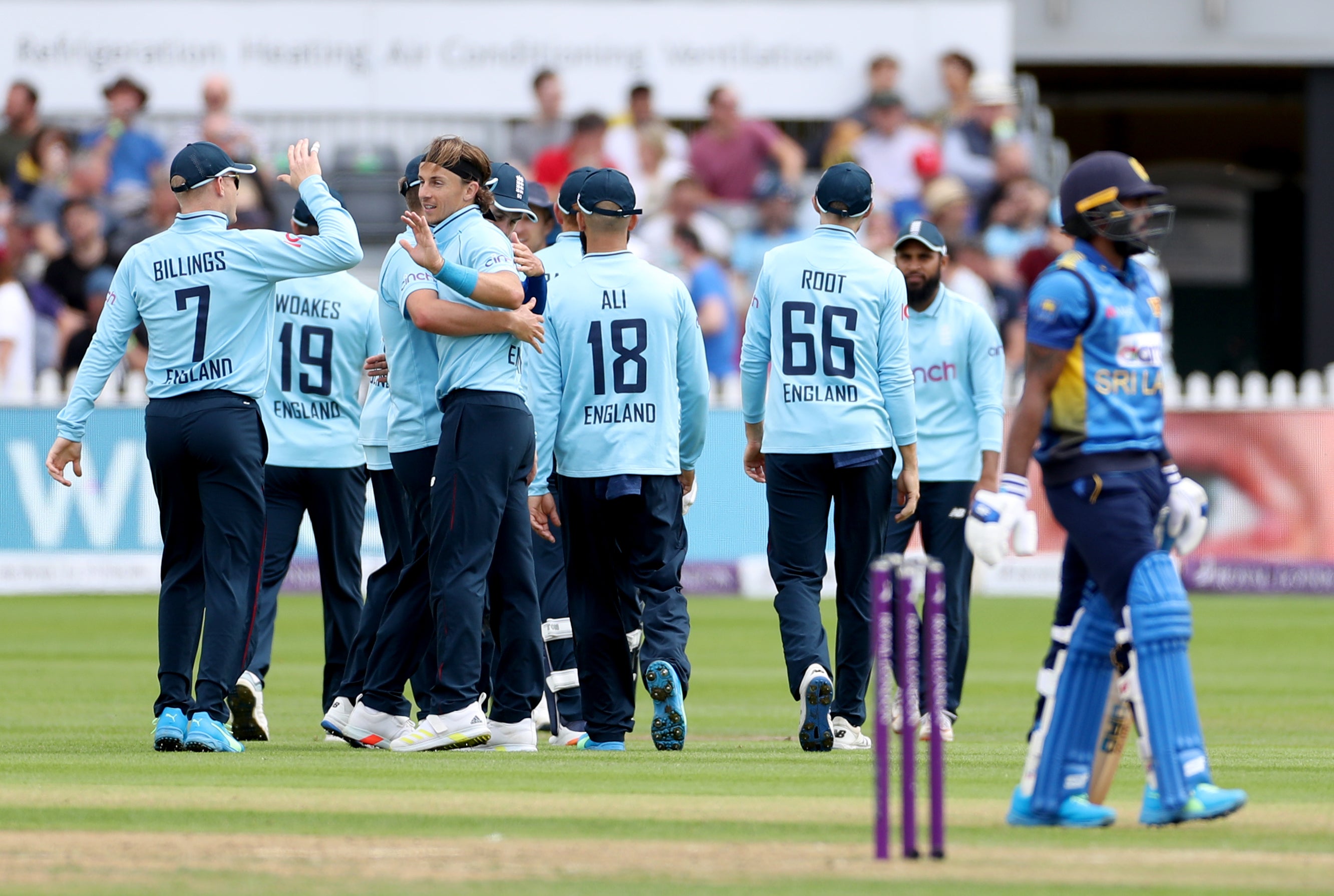 Tom Curran (centre)