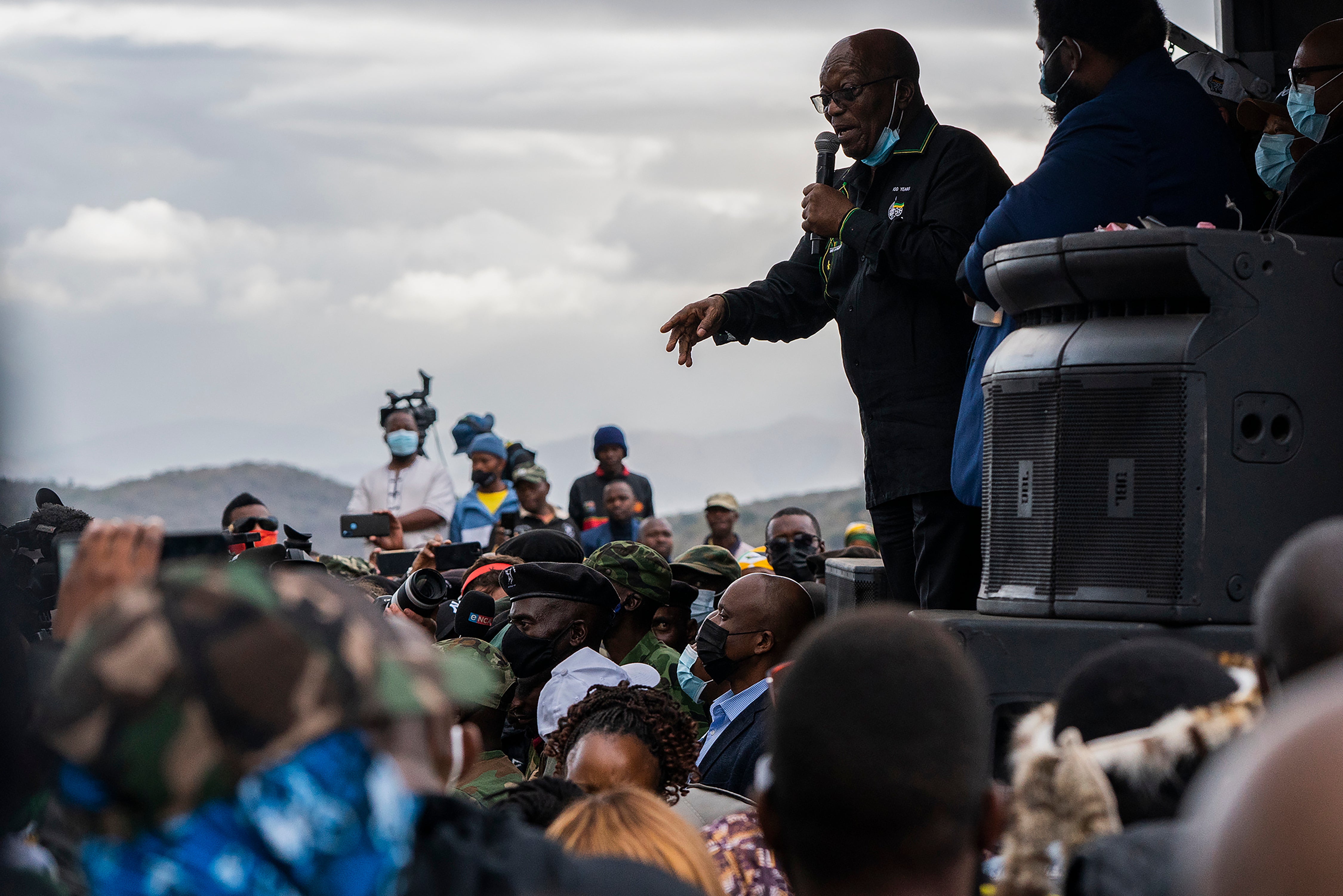 Jacob Zuma speaks to supporters wh had sought to prevent his arrest